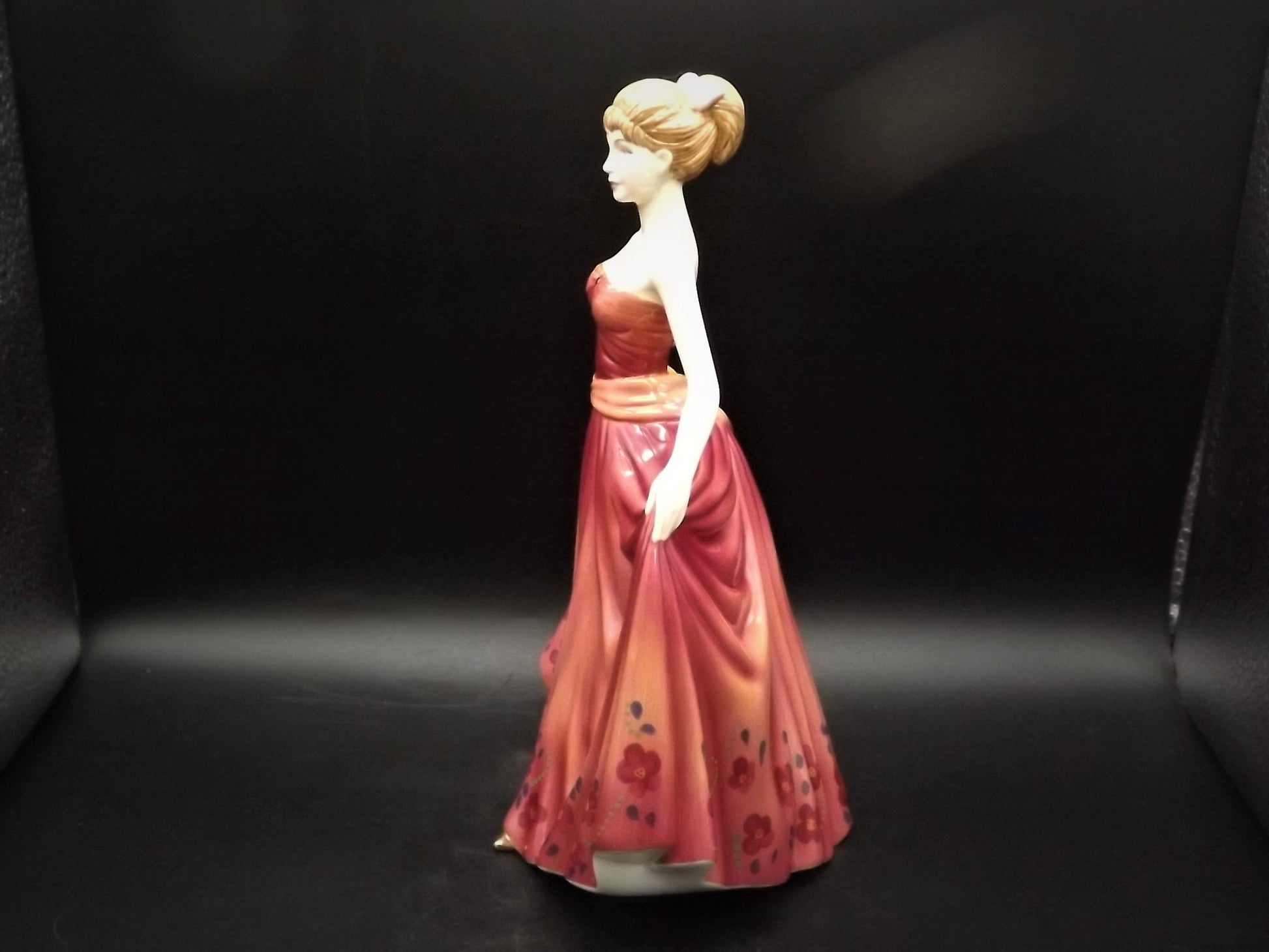 Vintage Royal Doulton Figurine: Pretty Ladies "Michelle" HN 4915