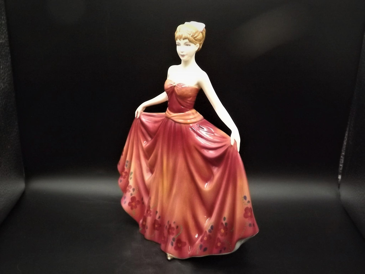 Vintage Royal Doulton Figurine: Pretty Ladies "Michelle" HN 4915