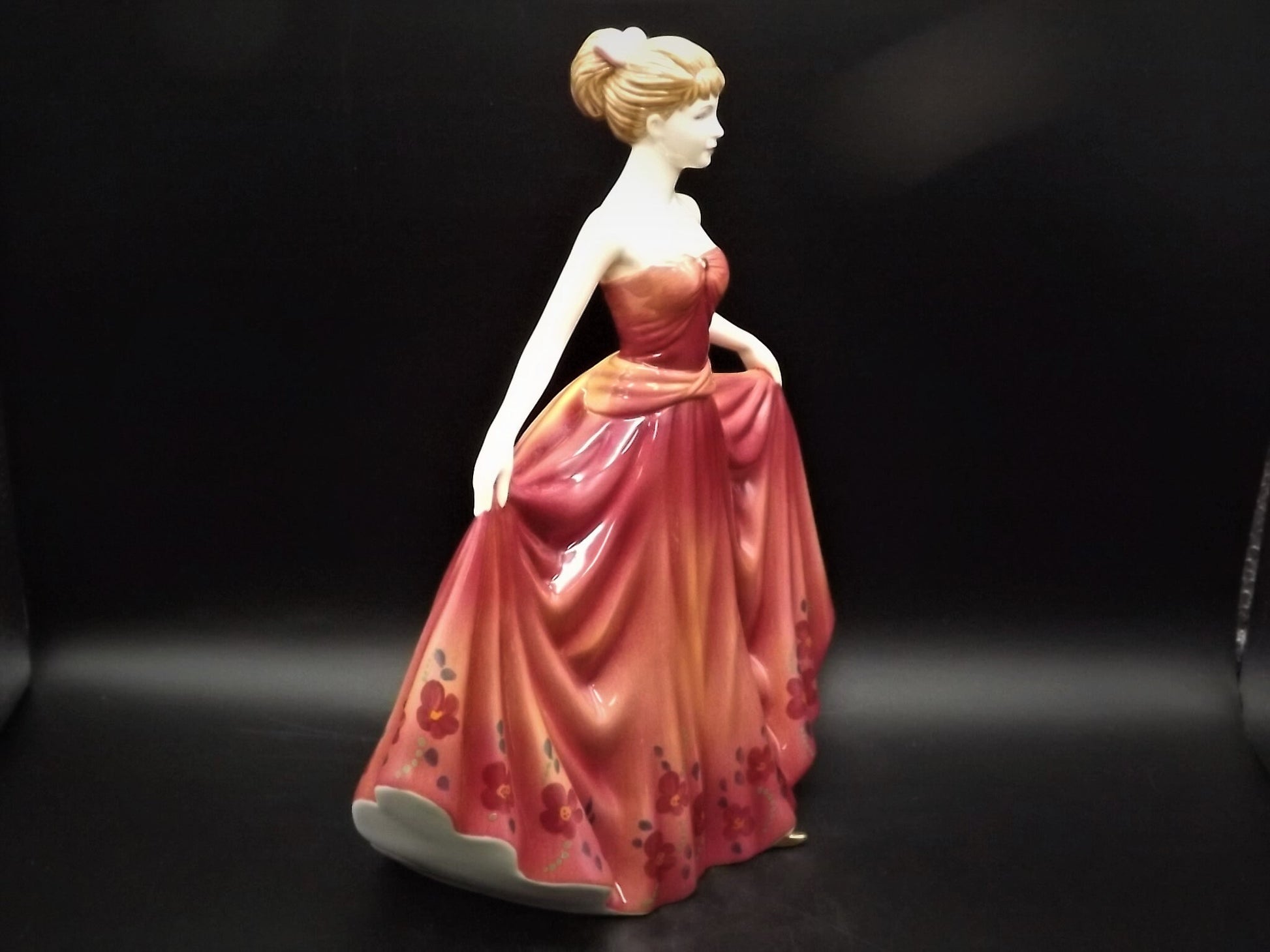 Vintage Royal Doulton Figurine: Pretty Ladies "Michelle" HN 4915