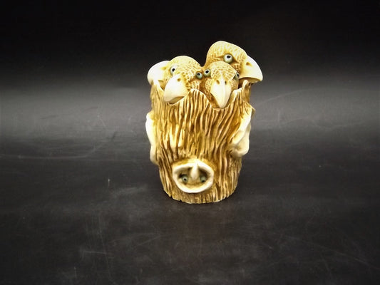 Retired 1993 Harmony Kingdom "Trunk Show" birds in a tree trunk piece Excellent condition. No box.