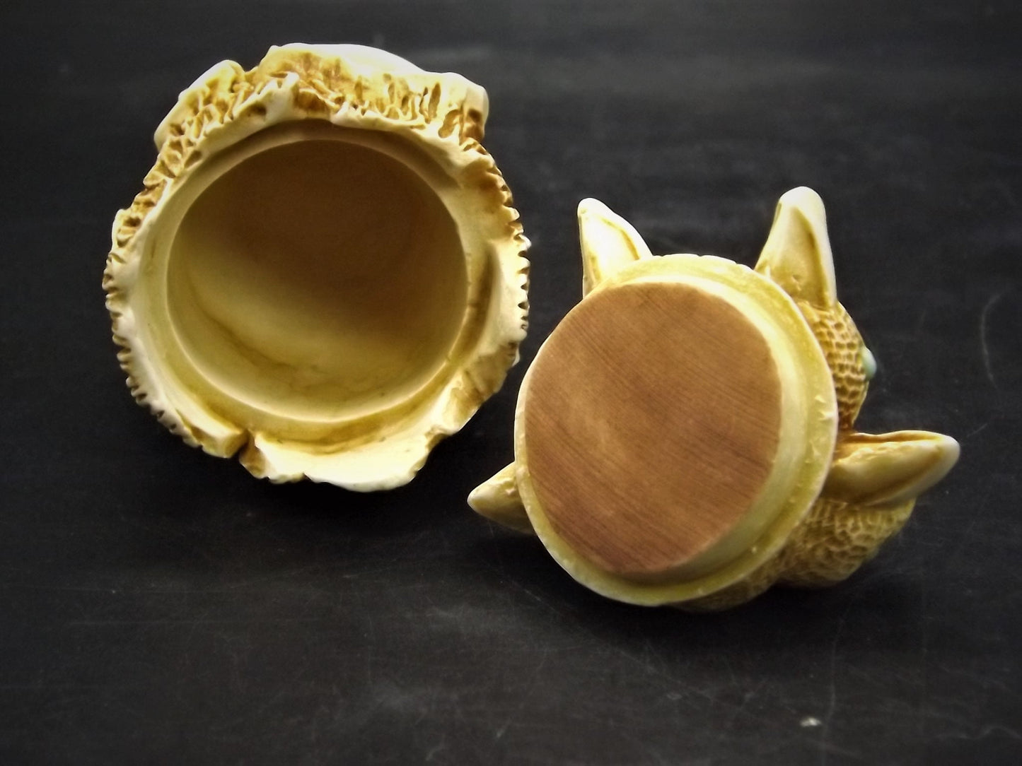 Retired 1993 Harmony Kingdom "Trunk Show" birds in a tree trunk piece Excellent condition. No box.