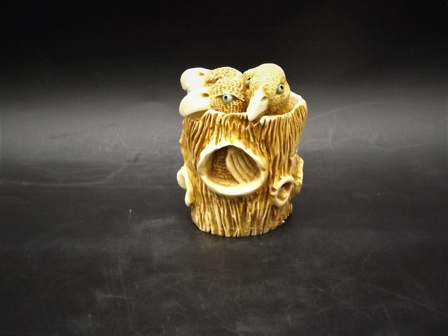 Retired 1993 Harmony Kingdom "Trunk Show" birds in a tree trunk piece Excellent condition. No box.