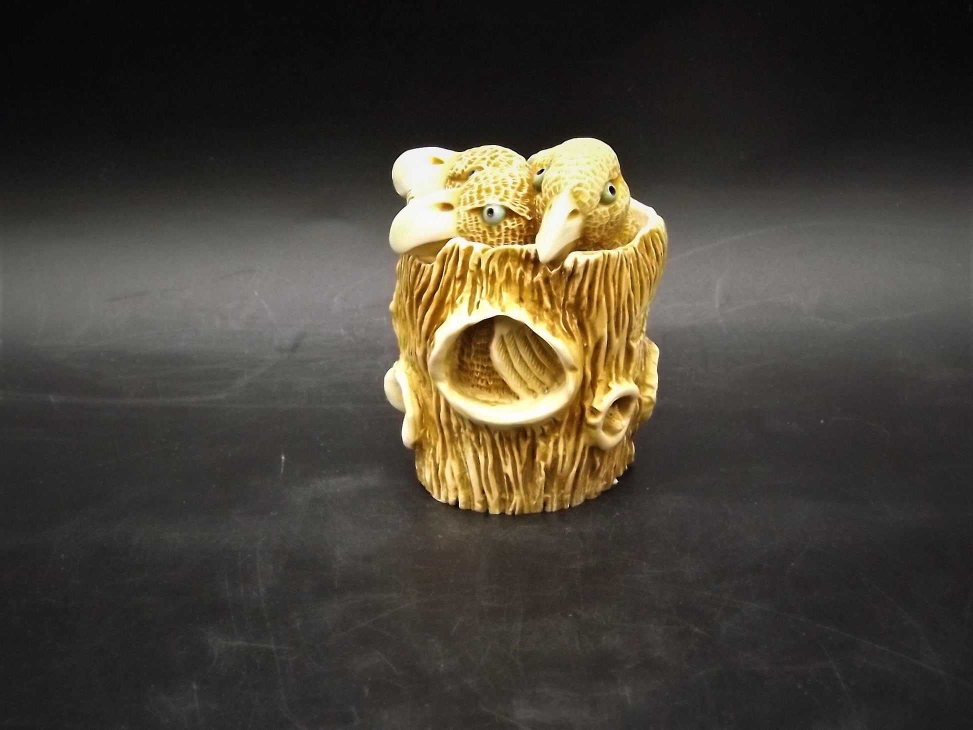 Retired 1993 Harmony Kingdom "Trunk Show" birds in a tree trunk piece Excellent condition. No box.