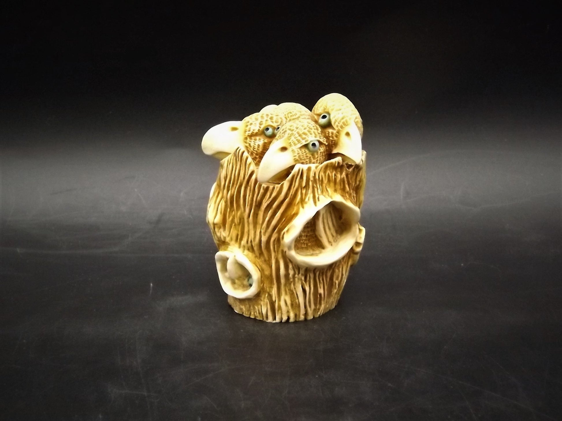 Retired 1993 Harmony Kingdom "Trunk Show" birds in a tree trunk piece Excellent condition. No box.