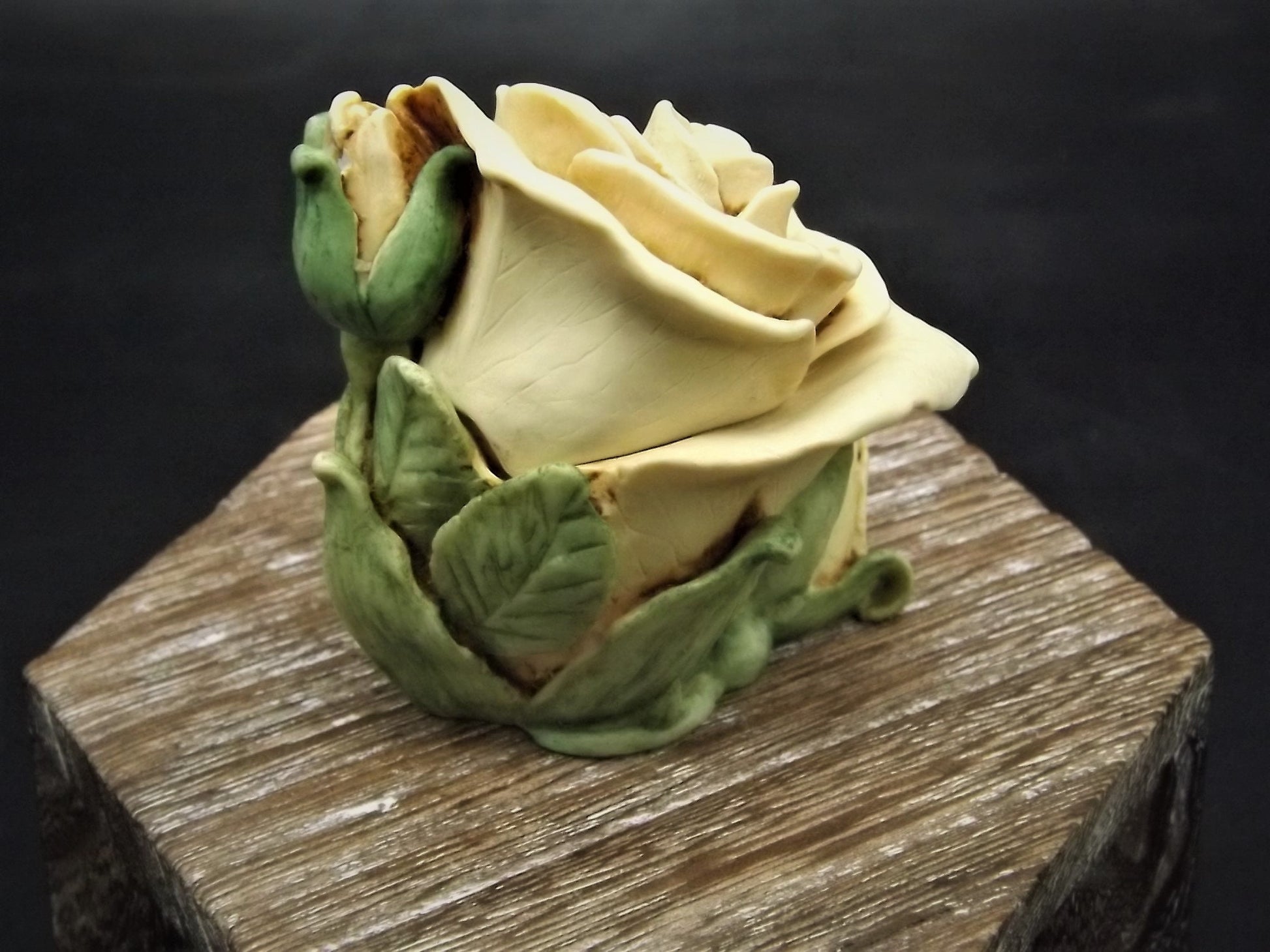 Retired 1997 Limited edition #3126/3600 Harmony Kingdom "White Rose" piece Excellent condition with original box.