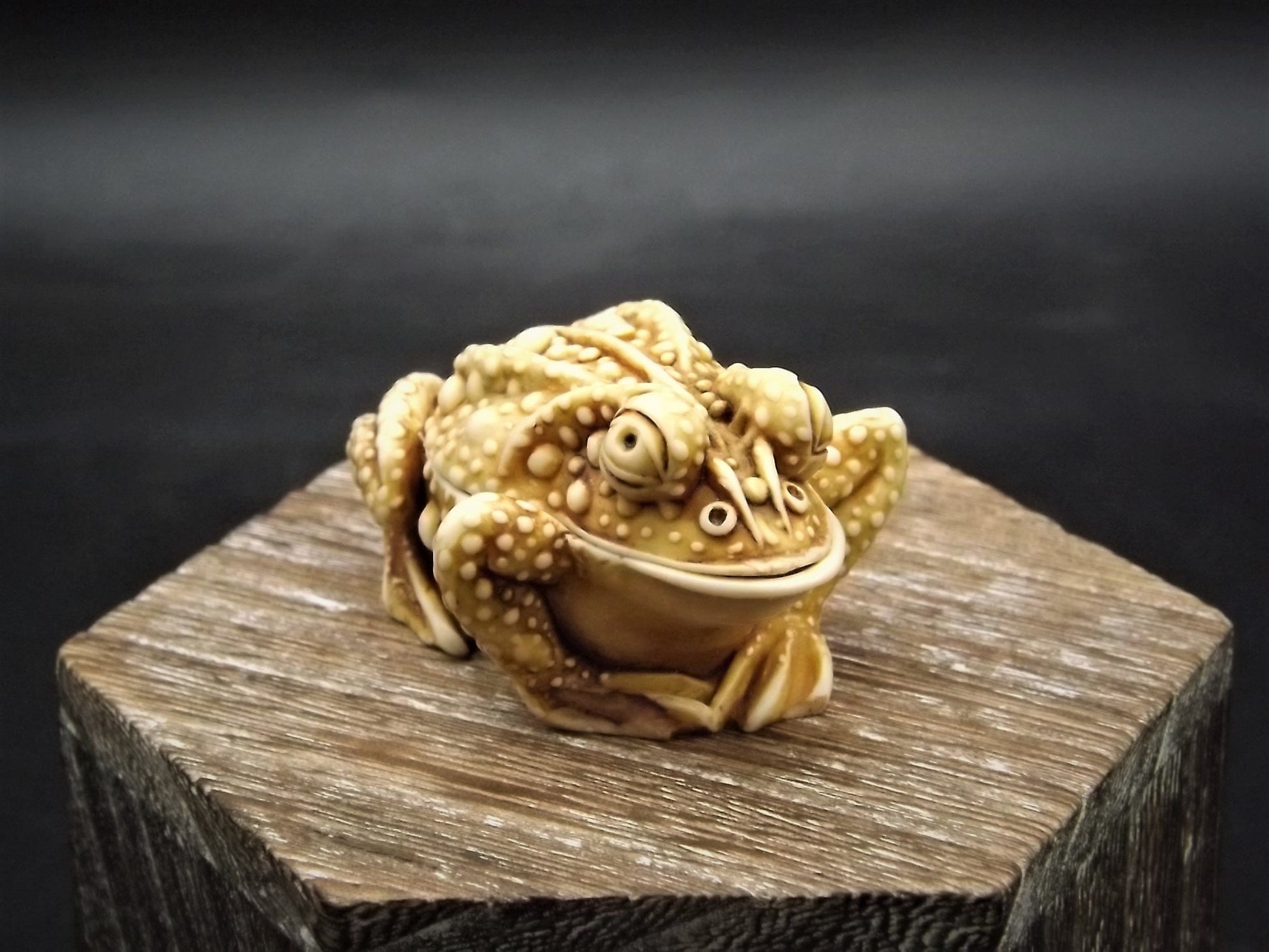 Retired 1992 Harmony Kingdom "Princely Thoughts" Rare early piece Excellent condition with an original box.