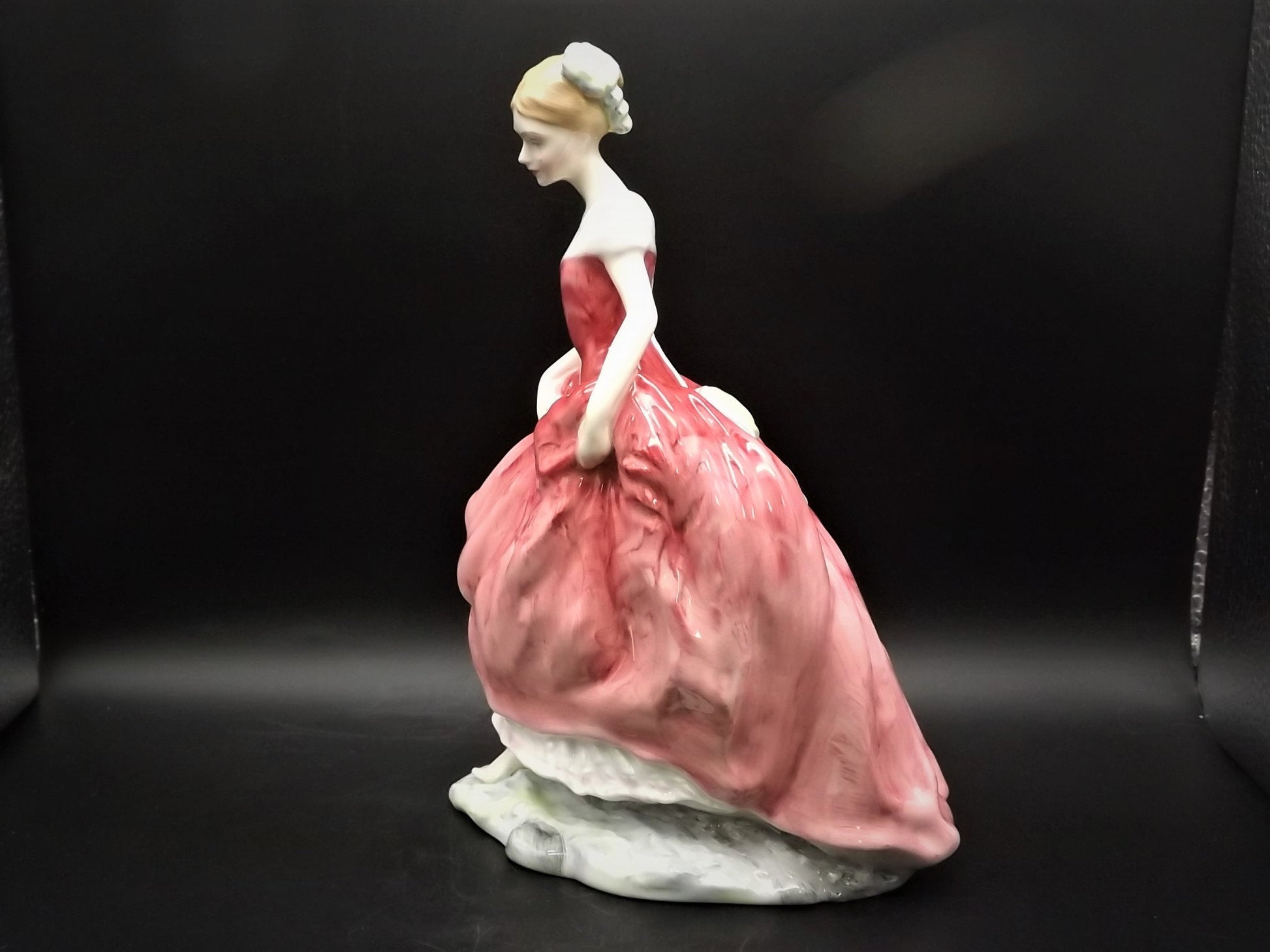 Vintage Royal Doulton "Summer's Day" figurine HN 3378. Introduced 1991 and retired 1996. Excellent condition!