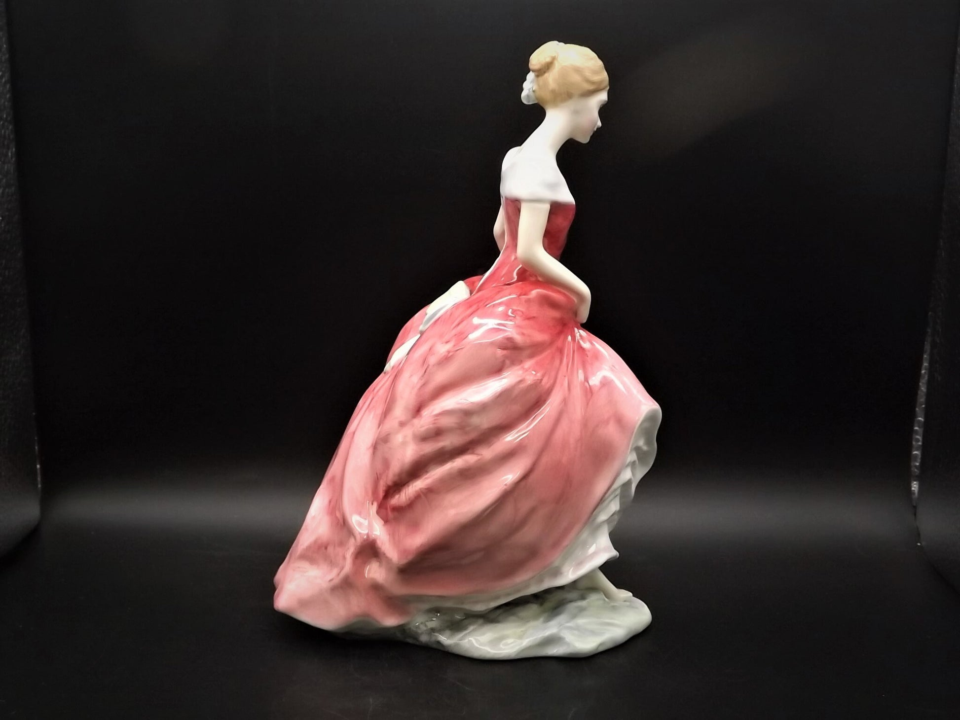 Vintage Royal Doulton "Summer's Day" figurine HN 3378. Introduced 1991 and retired 1996. Excellent condition!