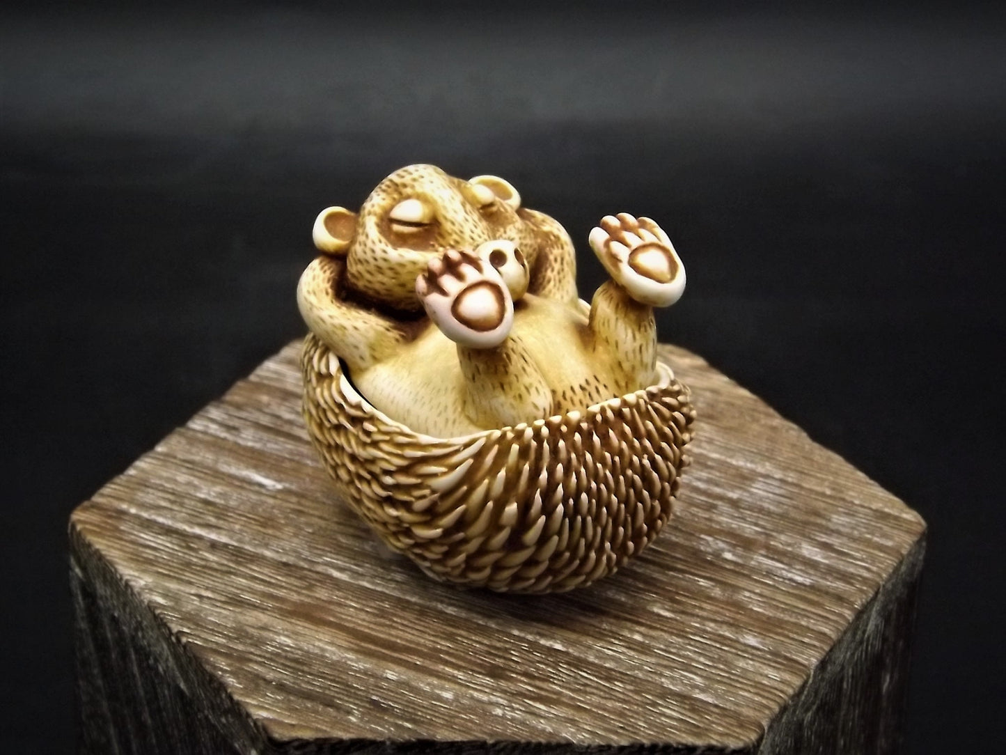 Retired 1991 Harmony Kingdom "Forty Winks" piece Excellent condition. No Box.