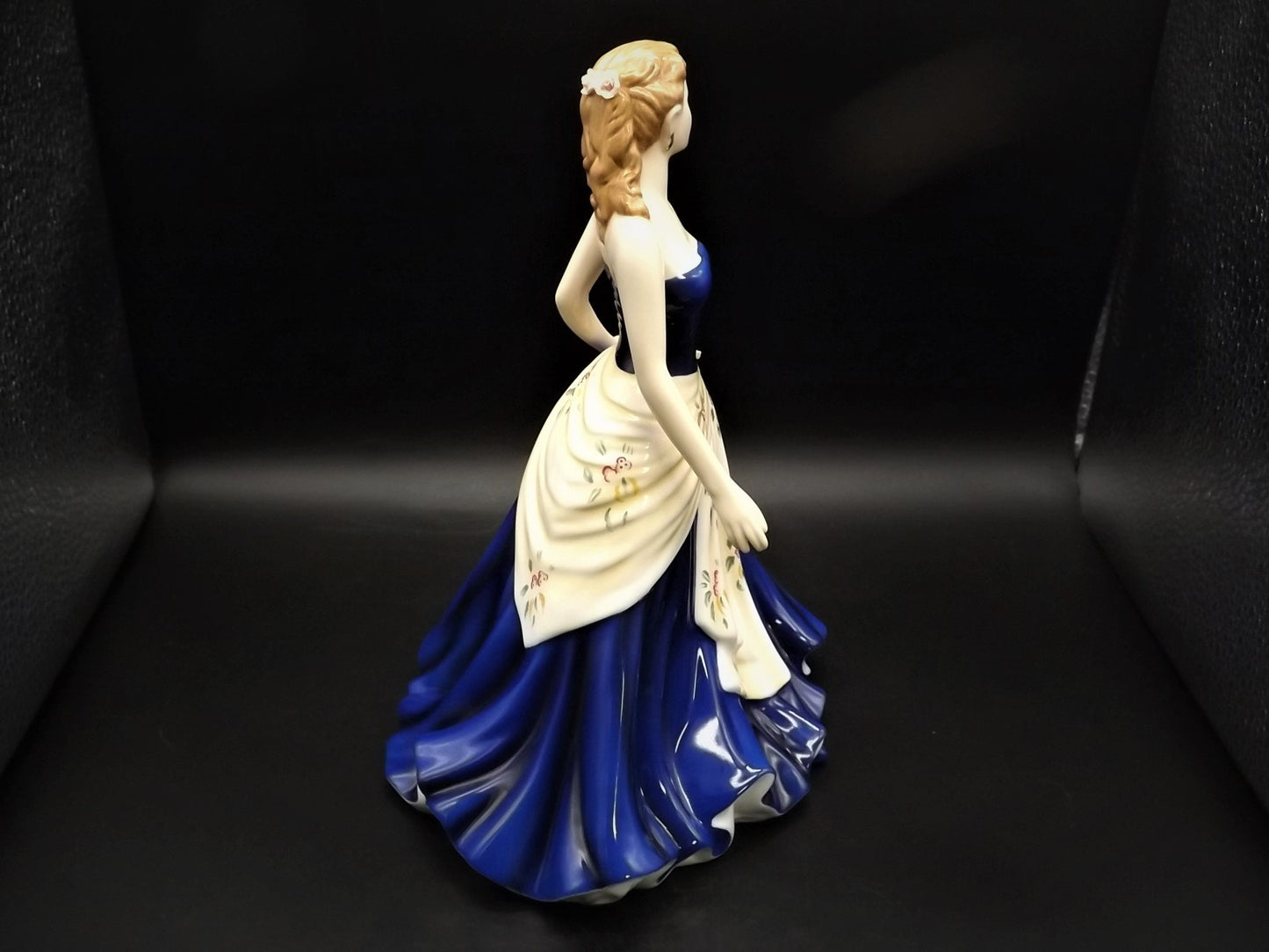 Vintage Royal Doulton Figurine: Pretty Ladies Olivia HN 5114 (Original Box)
