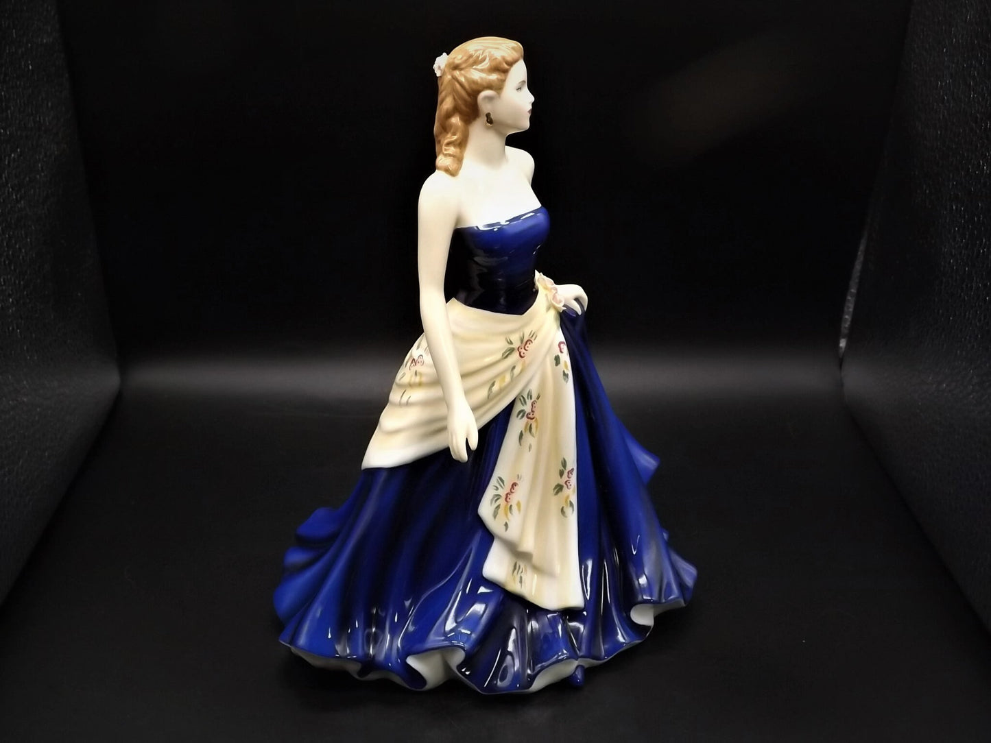 Vintage Royal Doulton Figurine: Pretty Ladies Olivia HN 5114 (Original Box)