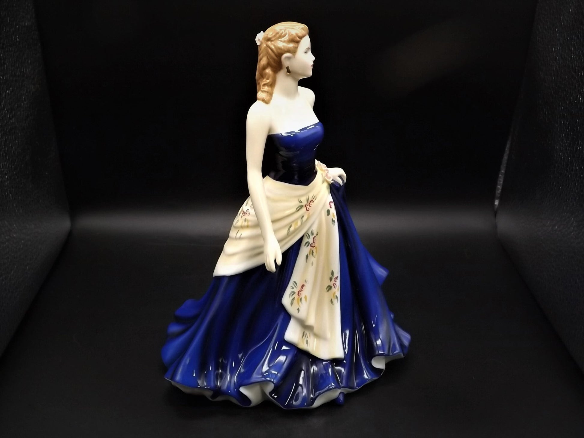 Vintage Royal Doulton Figurine: Pretty Ladies Olivia HN 5114 (Original Box)