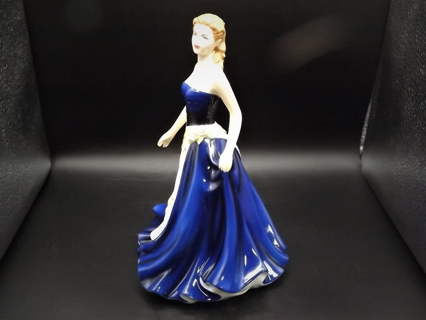 Vintage Royal Doulton Figurine: Pretty Ladies Olivia HN 5114 (Original Box)