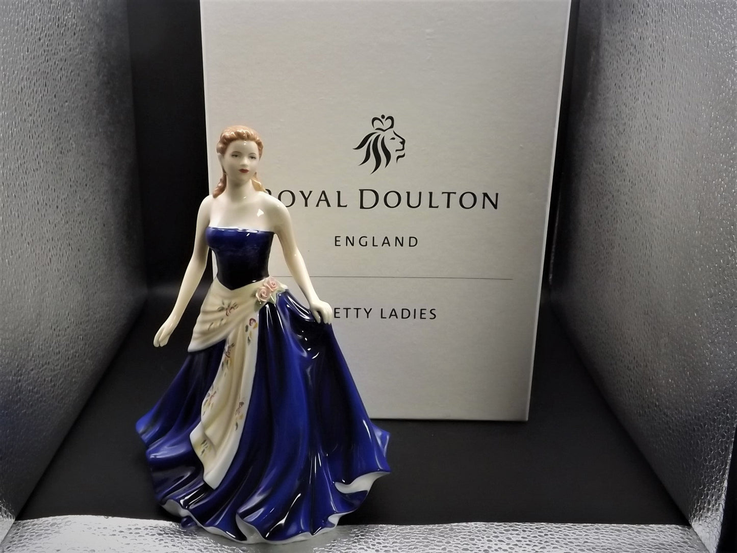Vintage Royal Doulton Figurine: Pretty Ladies Olivia HN 5114 (Original Box)