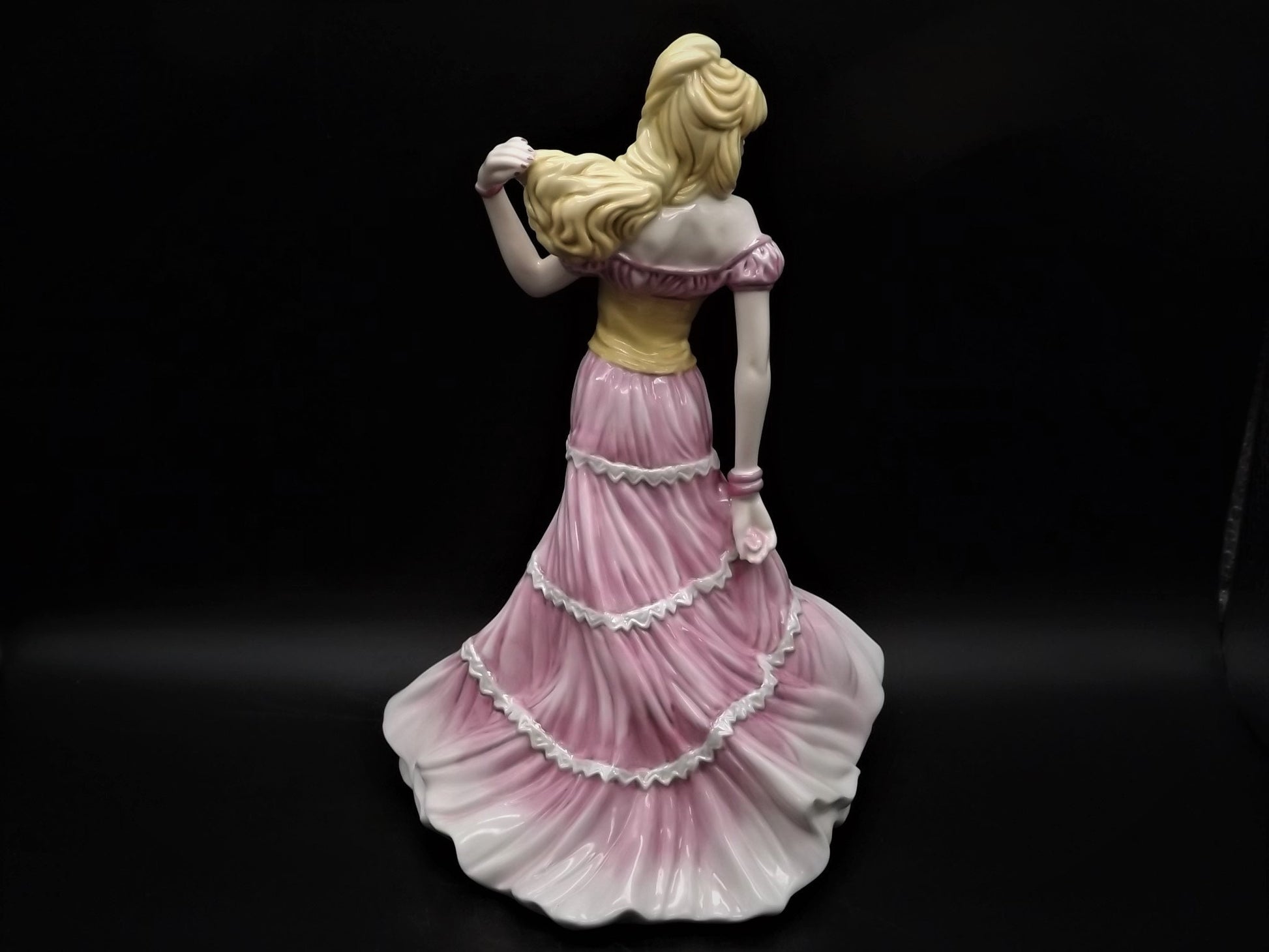 Vintage Royal Doulton Chic Trends Collection Figurine "Tiffany" HN 4771 . Excellent condition!
