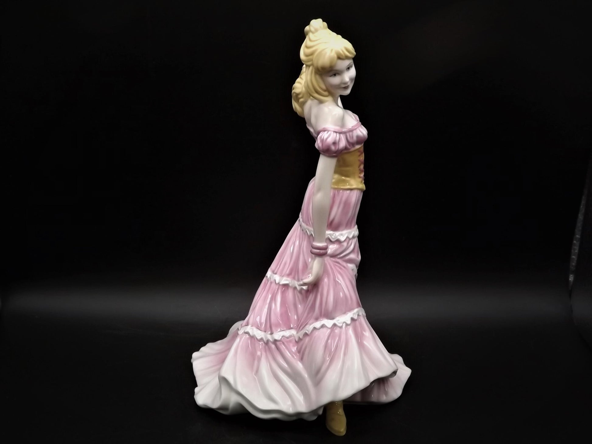 Vintage Royal Doulton Chic Trends Collection Figurine "Tiffany" HN 4771 . Excellent condition!