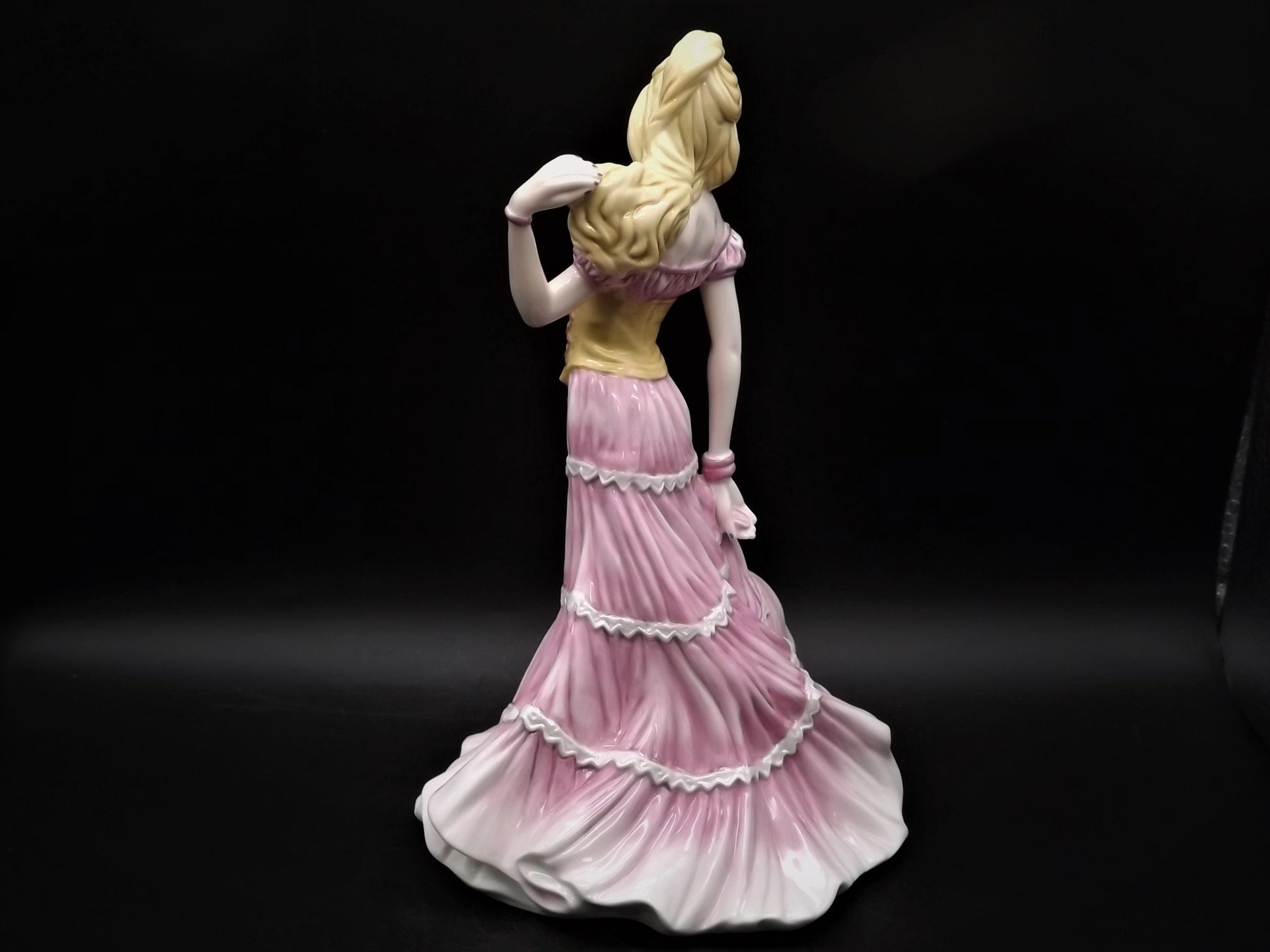 Vintage Royal Doulton Chic Trends Collection Figurine "Tiffany" HN 4771 . Excellent condition!