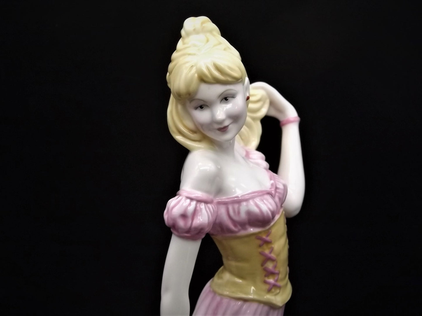 Vintage Royal Doulton Chic Trends Collection Figurine "Tiffany" HN 4771 . Excellent condition!