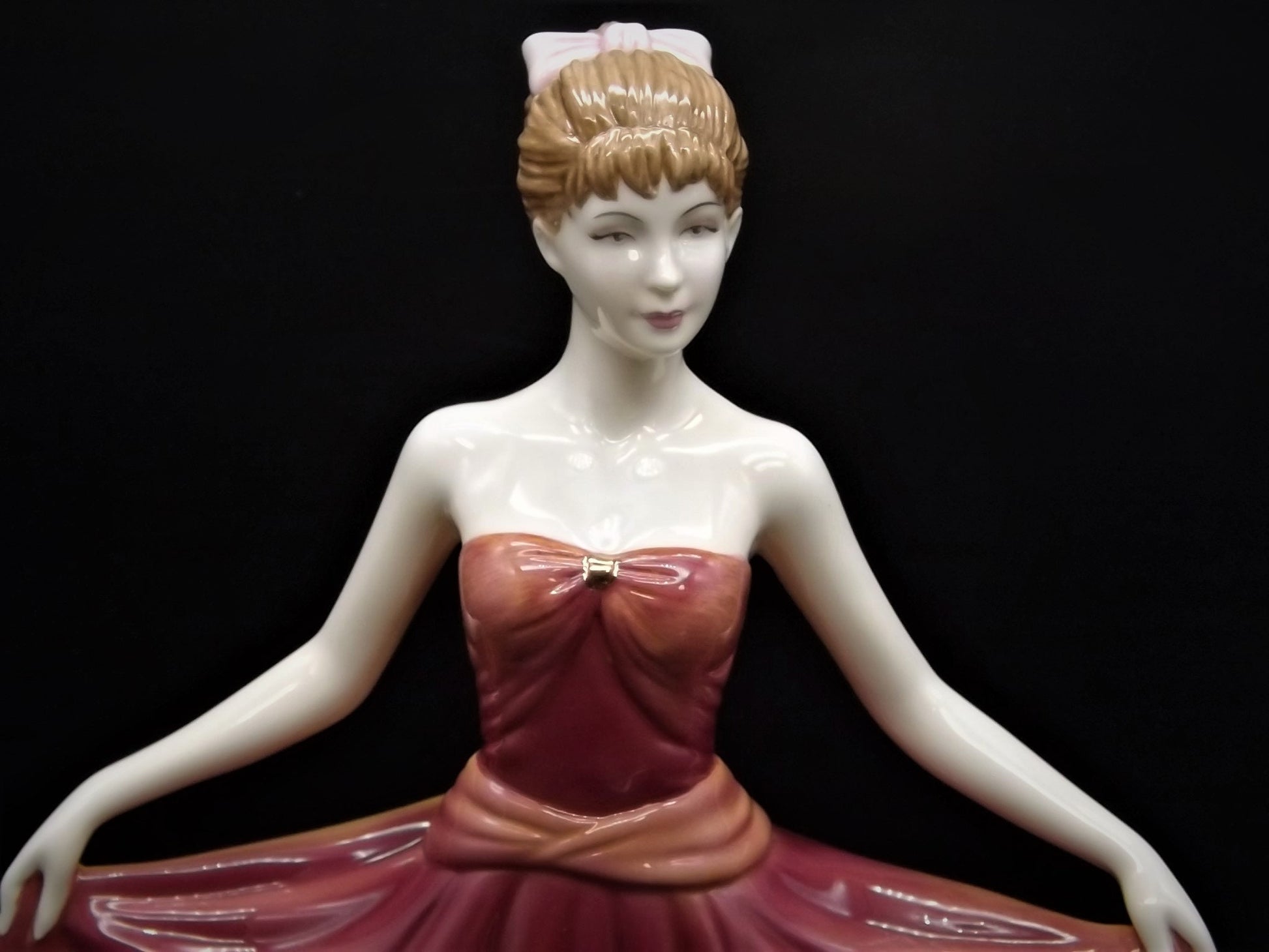 Vintage Royal Doulton Figurine: Pretty Ladies "Michelle" HN 4915