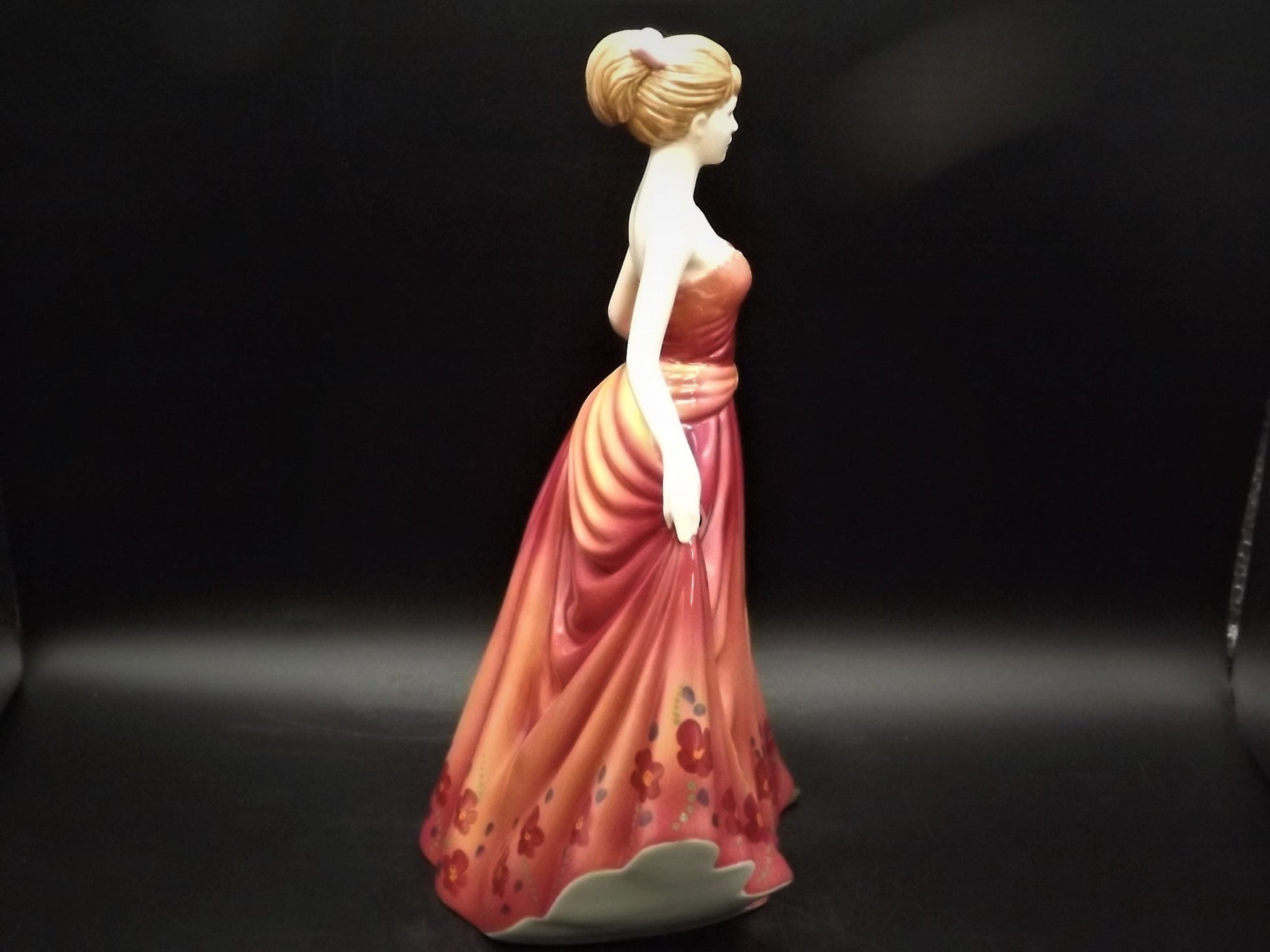 Vintage Royal Doulton Figurine: Pretty Ladies "Michelle" HN 4915