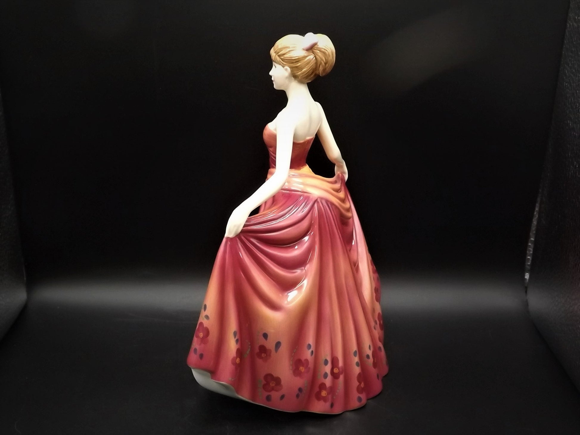 Vintage Royal Doulton Figurine: Pretty Ladies "Michelle" HN 4915