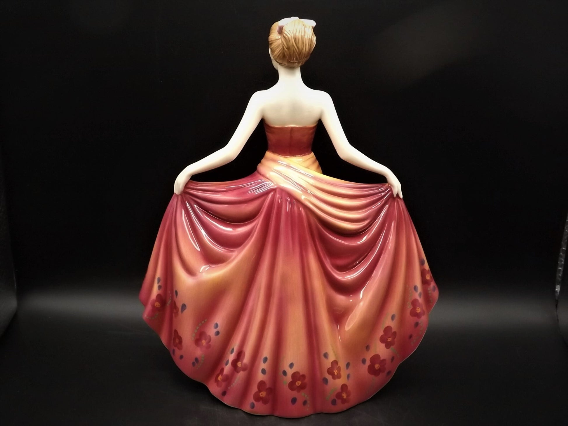 Vintage Royal Doulton Figurine: Pretty Ladies "Michelle" HN 4915