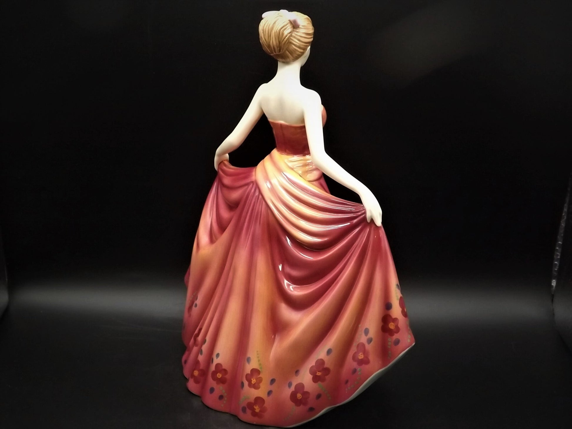 Vintage Royal Doulton Figurine: Pretty Ladies "Michelle" HN 4915