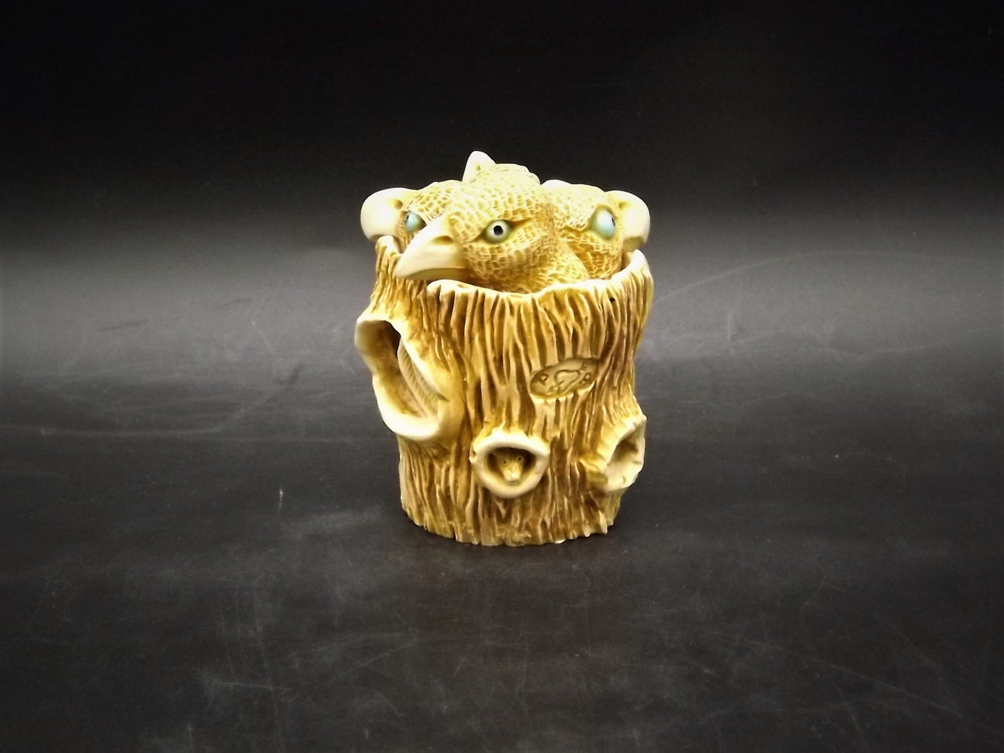 Retired 1993 Harmony Kingdom "Trunk Show" birds in a tree trunk piece Excellent condition. No box.