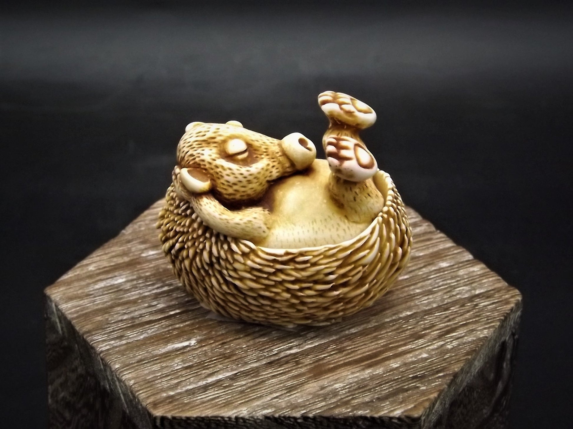 Retired 1991 Harmony Kingdom "Forty Winks" piece Excellent condition. No Box.