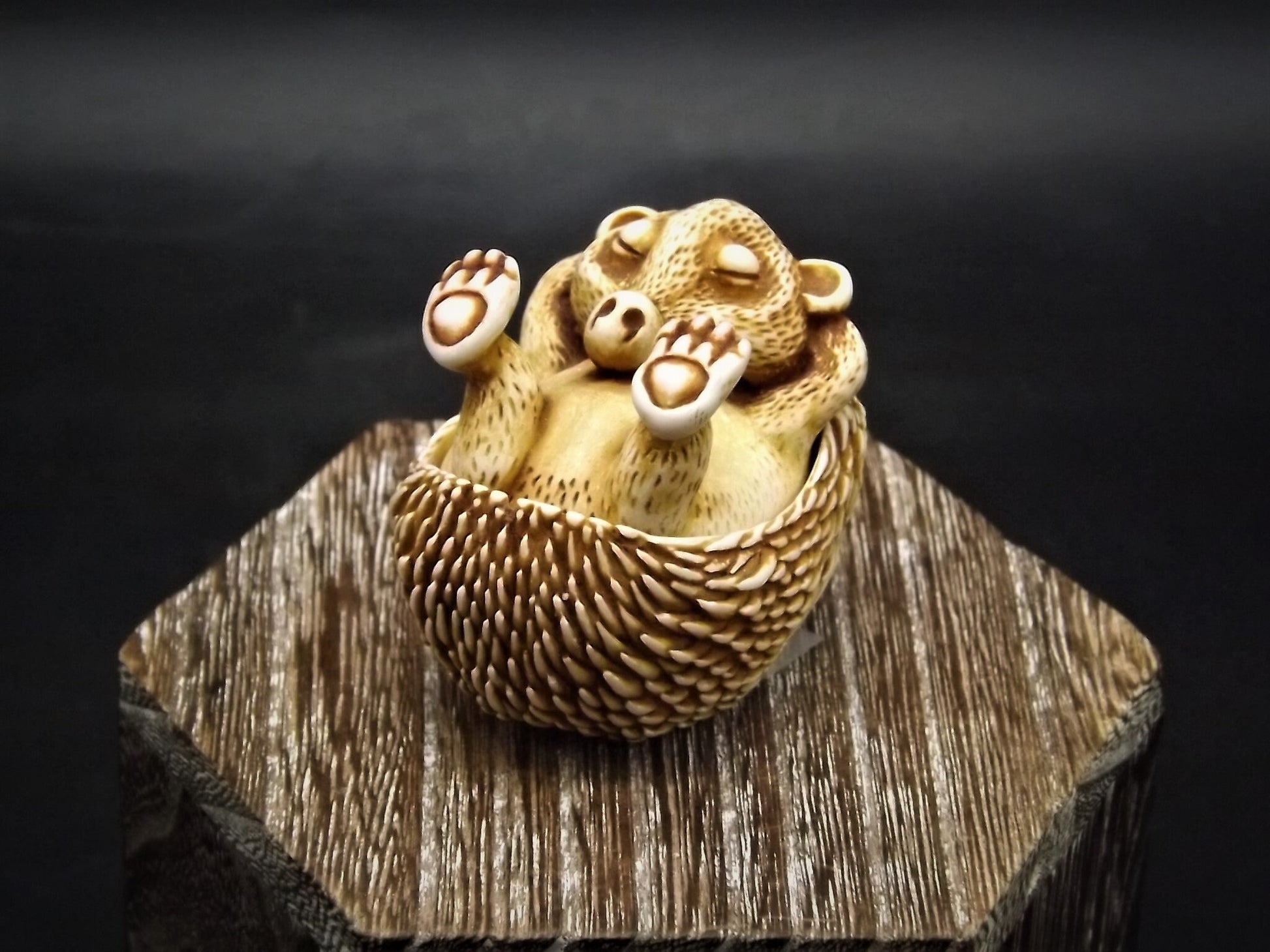 Retired 1991 Harmony Kingdom "Forty Winks" piece Excellent condition. No Box.