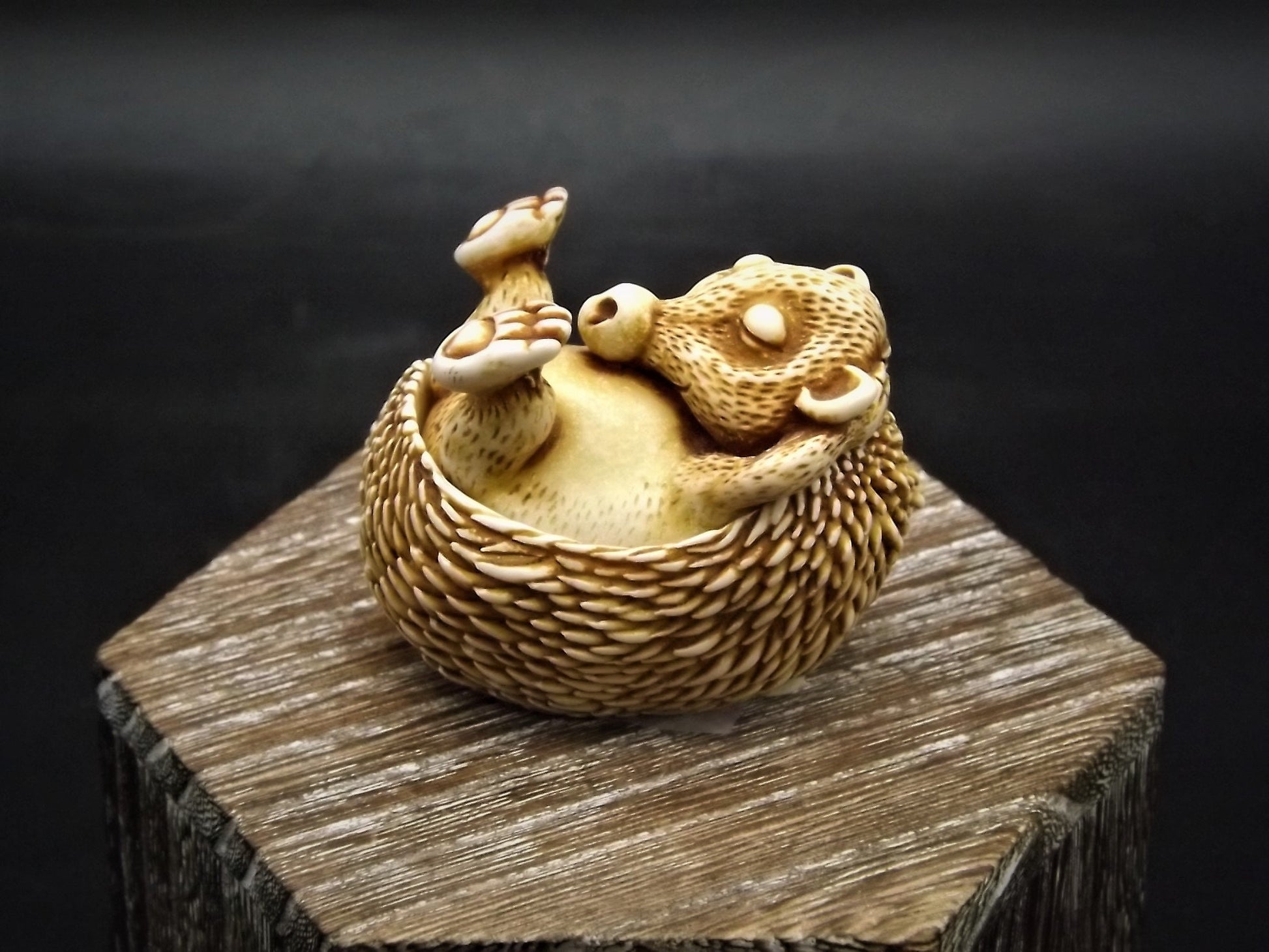 Retired 1991 Harmony Kingdom "Forty Winks" piece Excellent condition. No Box.