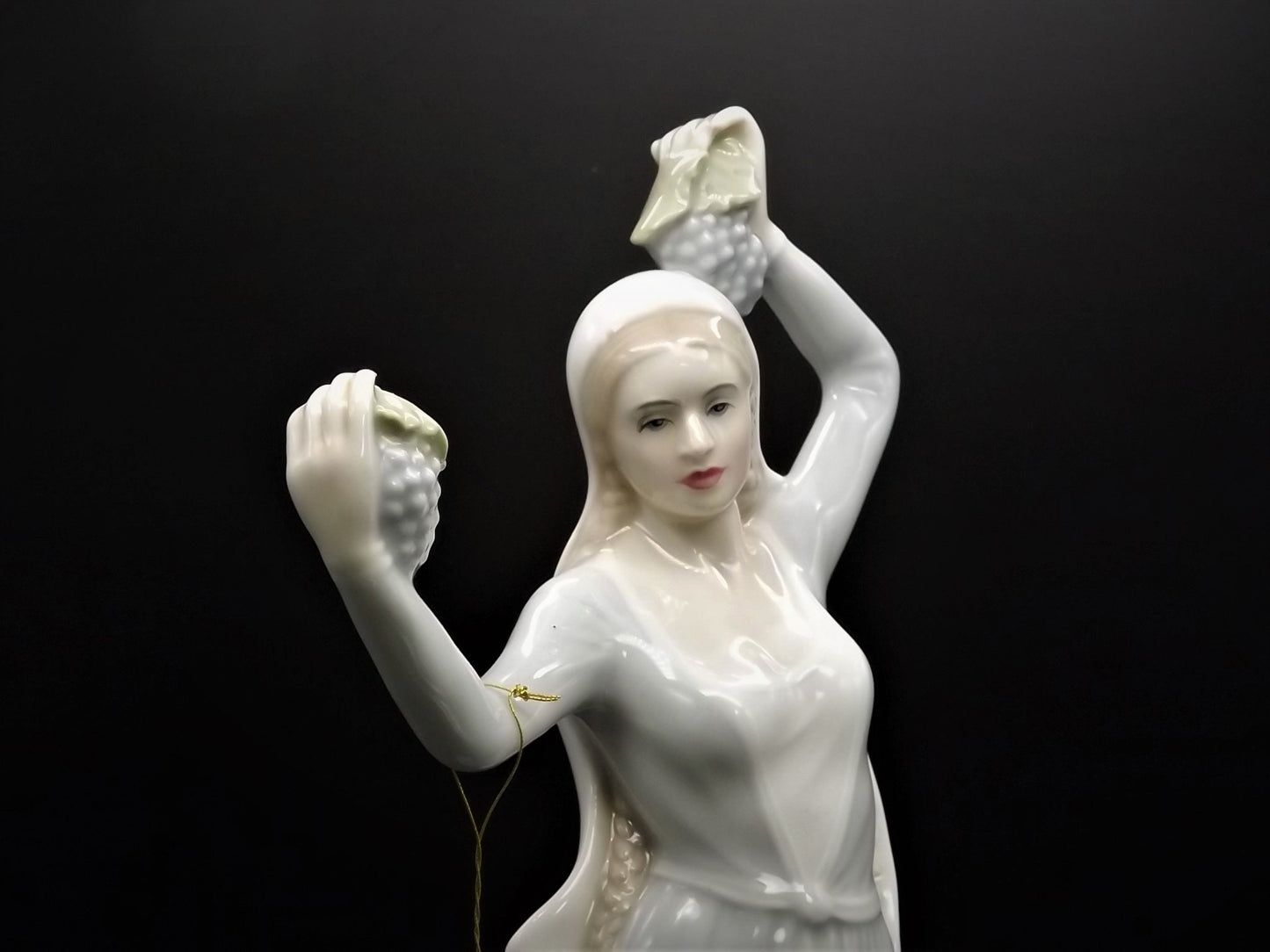 Vintage 1988 Royal Doulton Reflections Series "Autumn Glory" figurine HN 2766. Young lady harvesting grapes Excellent condition!