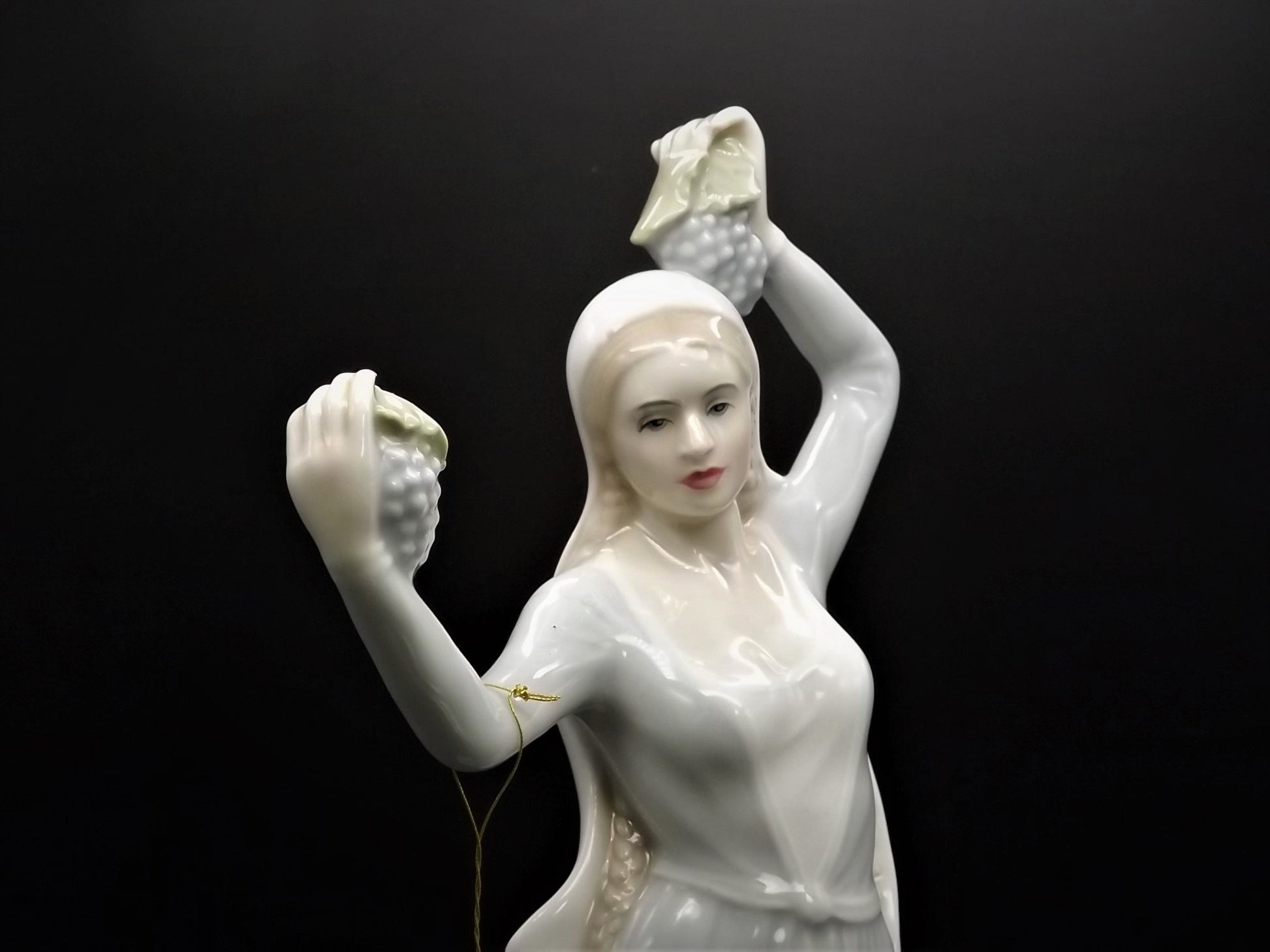 Vintage 1988 Royal Doulton Reflections Series "Autumn Glory" figurine HN 2766. Young lady harvesting grapes Excellent condition!