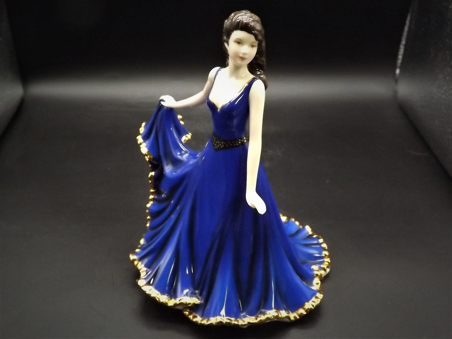 Vintage Royal gold gilded Doulton Pretty Ladies "Forever Young" figurine HN 5317 . Excellent condition! Signed by Michael Doulton.
