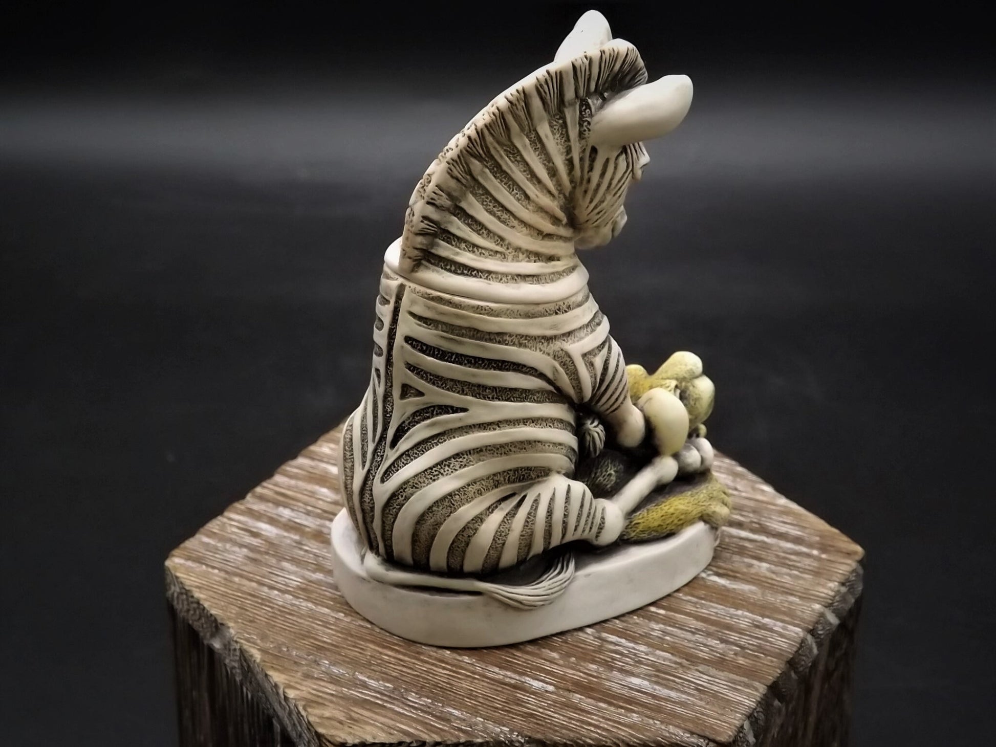 Retired 1997 Harmony Kingdom "Drivers Seat" Jest Figurine TJZE with original box. Excellent condition.