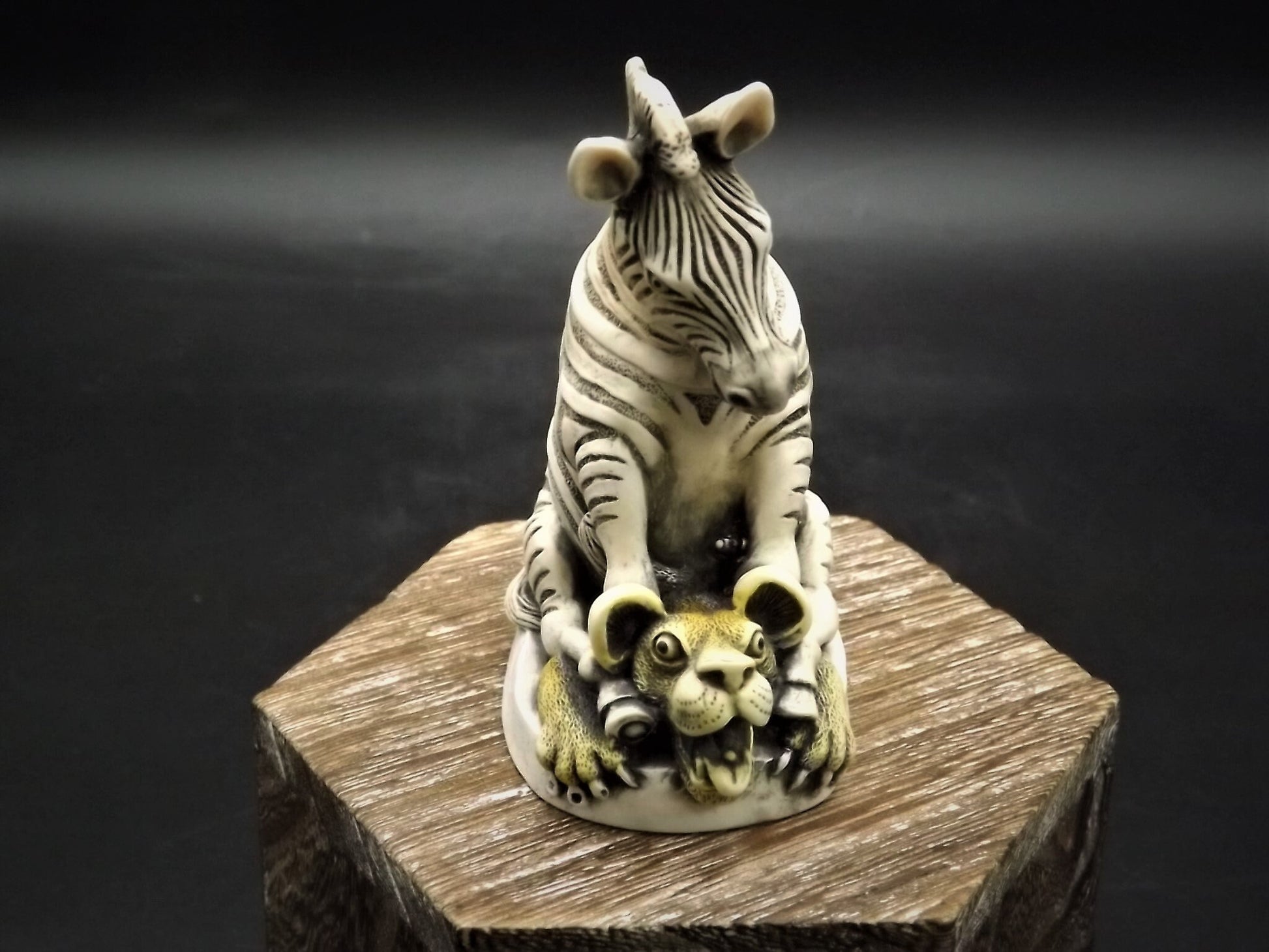 Retired 1997 Harmony Kingdom "Drivers Seat" Jest Figurine TJZE with original box. Excellent condition.