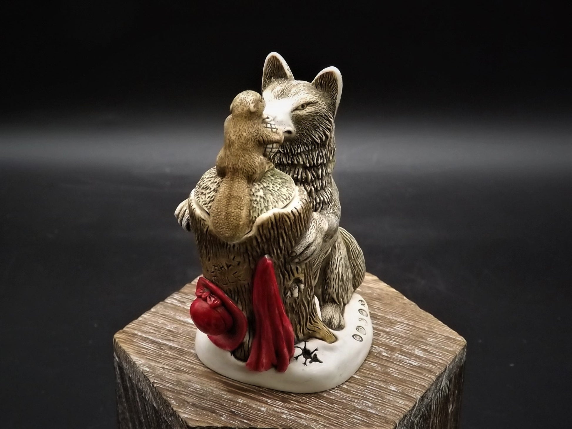 Retired 1998 Harmony Kingdom "Peace Summit" Jest Figurine TJWO2 with original box and COA. Excellent condition.