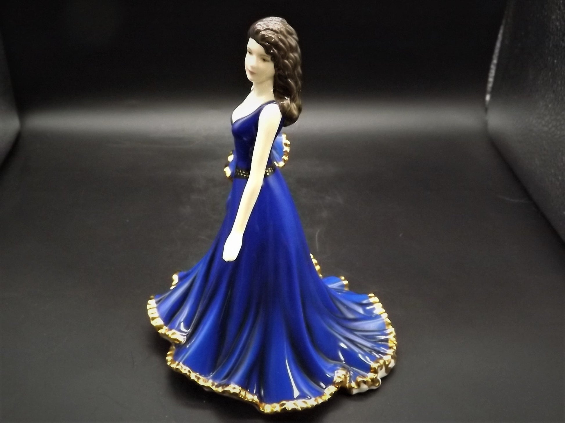 Vintage Royal gold gilded Doulton Pretty Ladies "Forever Young" figurine HN 5317 . Excellent condition! Signed by Michael Doulton.
