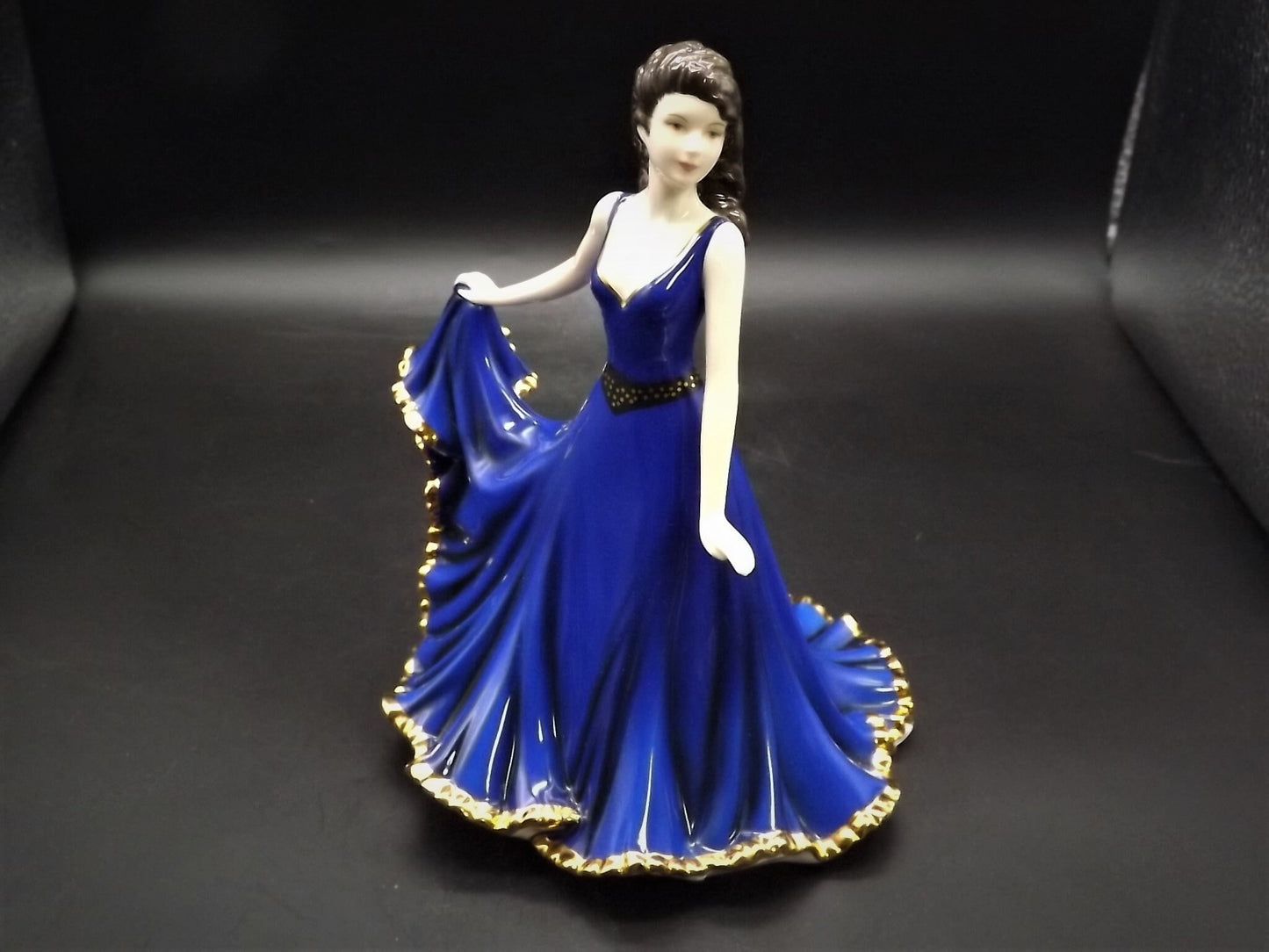 Vintage Royal gold gilded Doulton Pretty Ladies "Forever Young" figurine HN 5317 . Excellent condition! Signed by Michael Doulton.