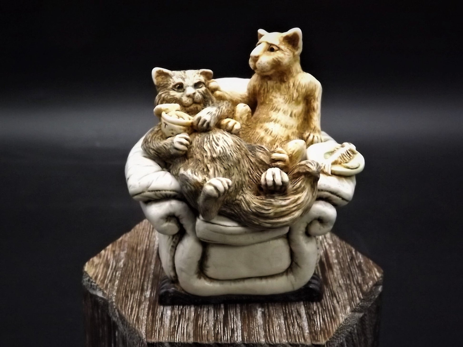 Vintage 1999 TJCICA Harmony Kingdom "Disorderly Eating" Hand Painted Cats on a comfy chair. With original box no COA. Limited #709/1000.