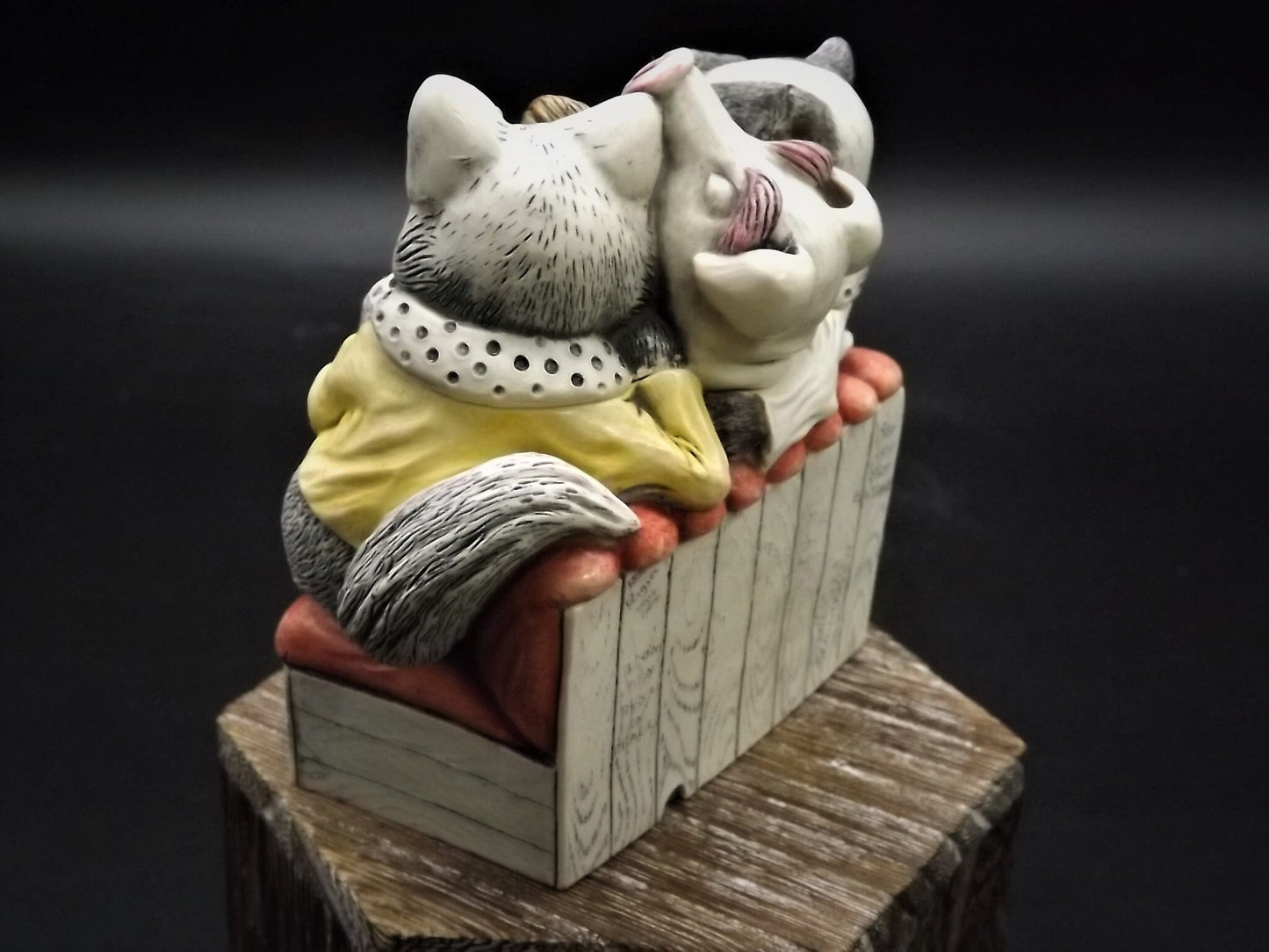 Retired Harmony Kingdom "House Party" piece Excellent condition with original box. Full Autograph!