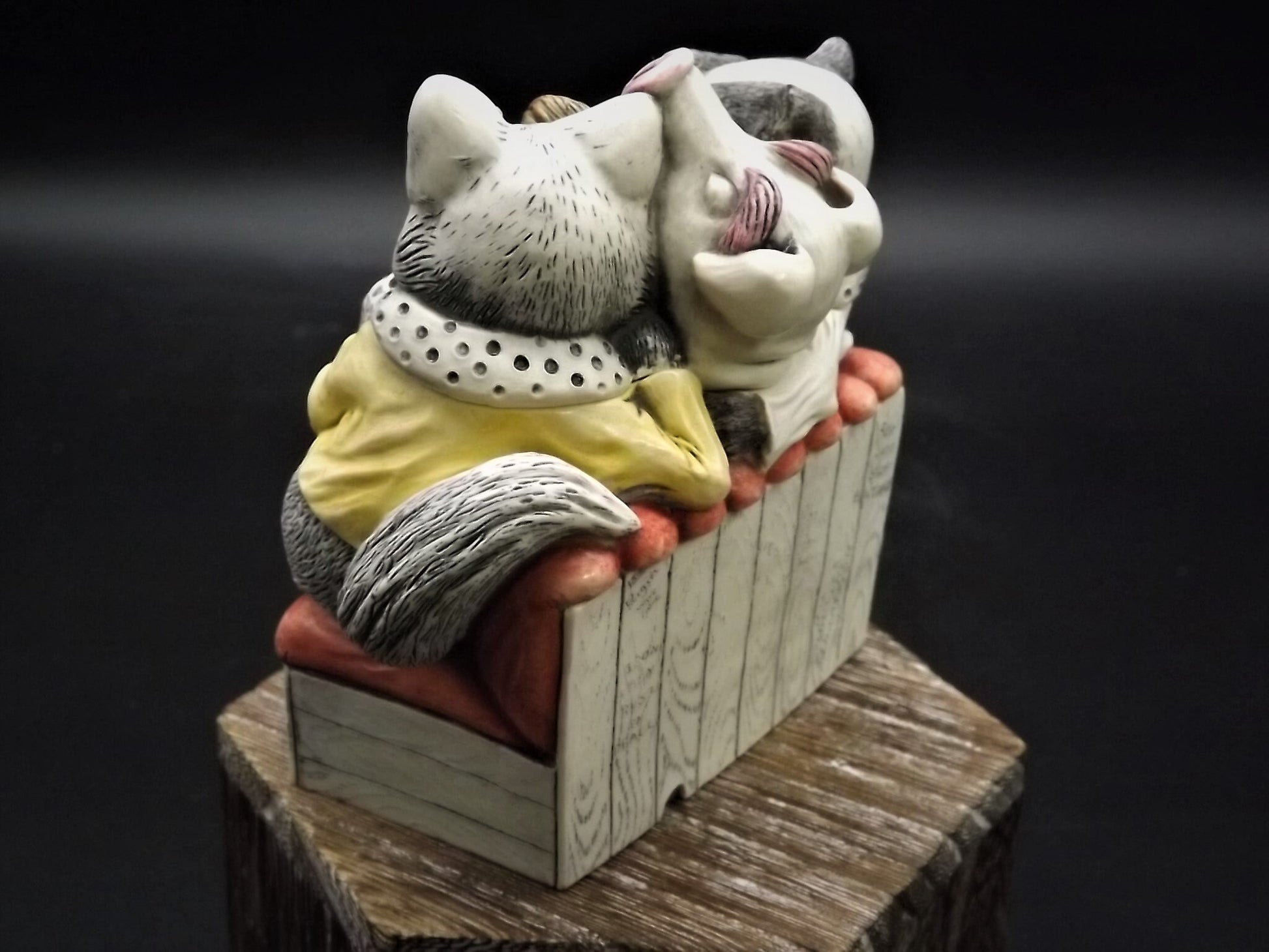 Retired Harmony Kingdom "House Party" piece Excellent condition with original box. Full Autograph!