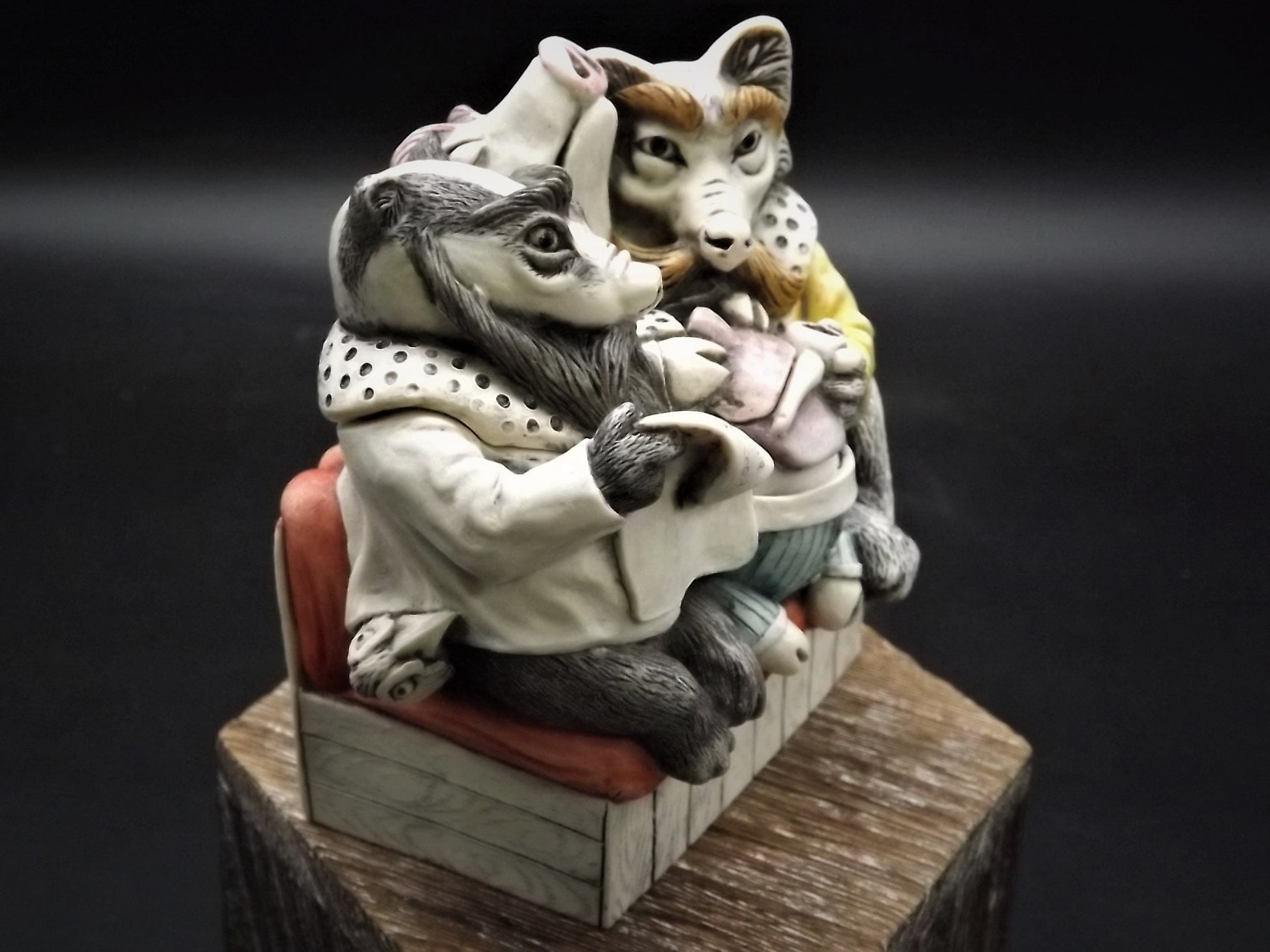 Retired Harmony Kingdom "House Party" piece Excellent condition with original box. Full Autograph!