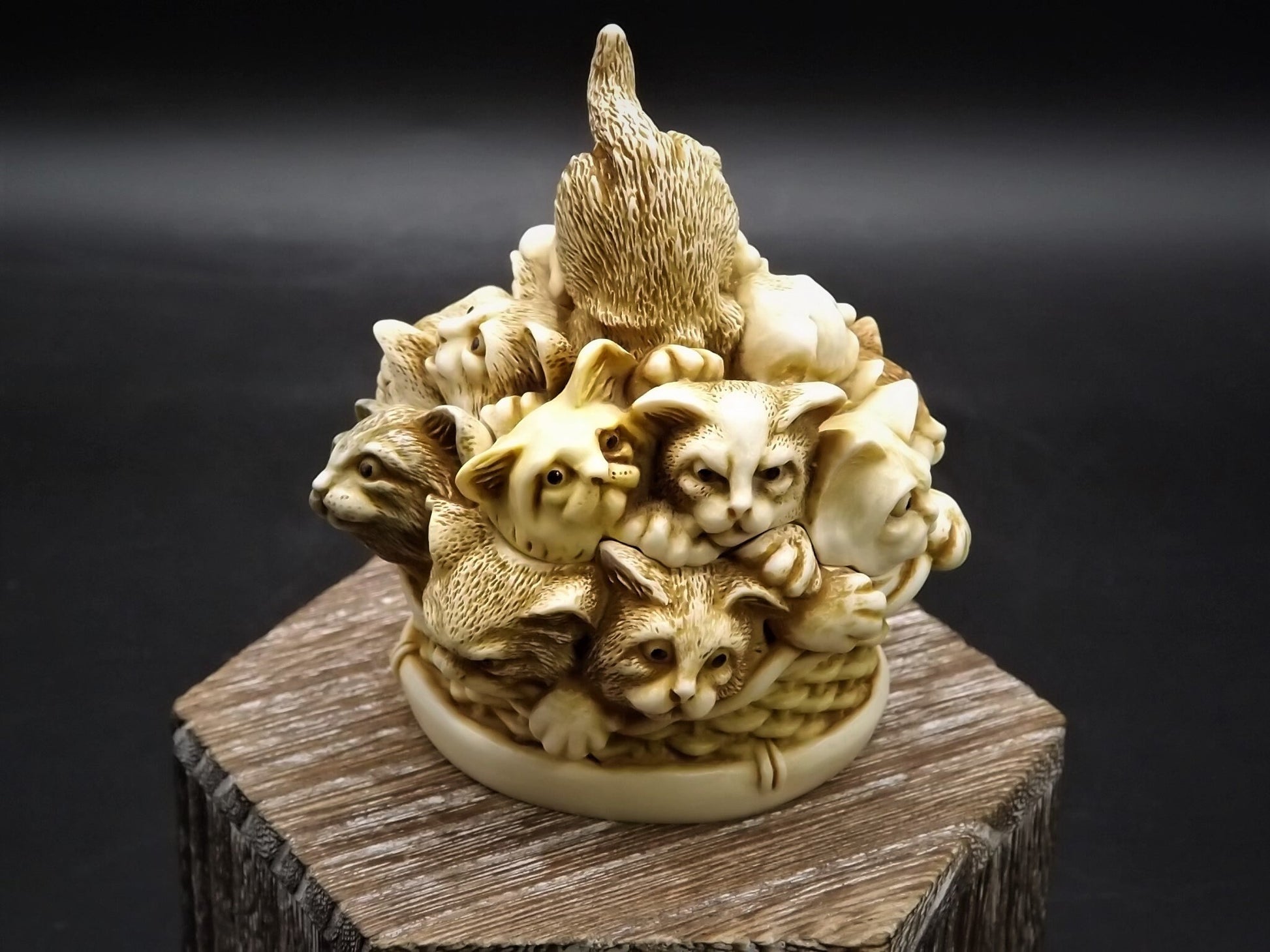 Vintage 2001 Harmony Kingdom "Kit and Caboodle" Jest Figurine TJCA14 with original box and COA. Excellent condition.