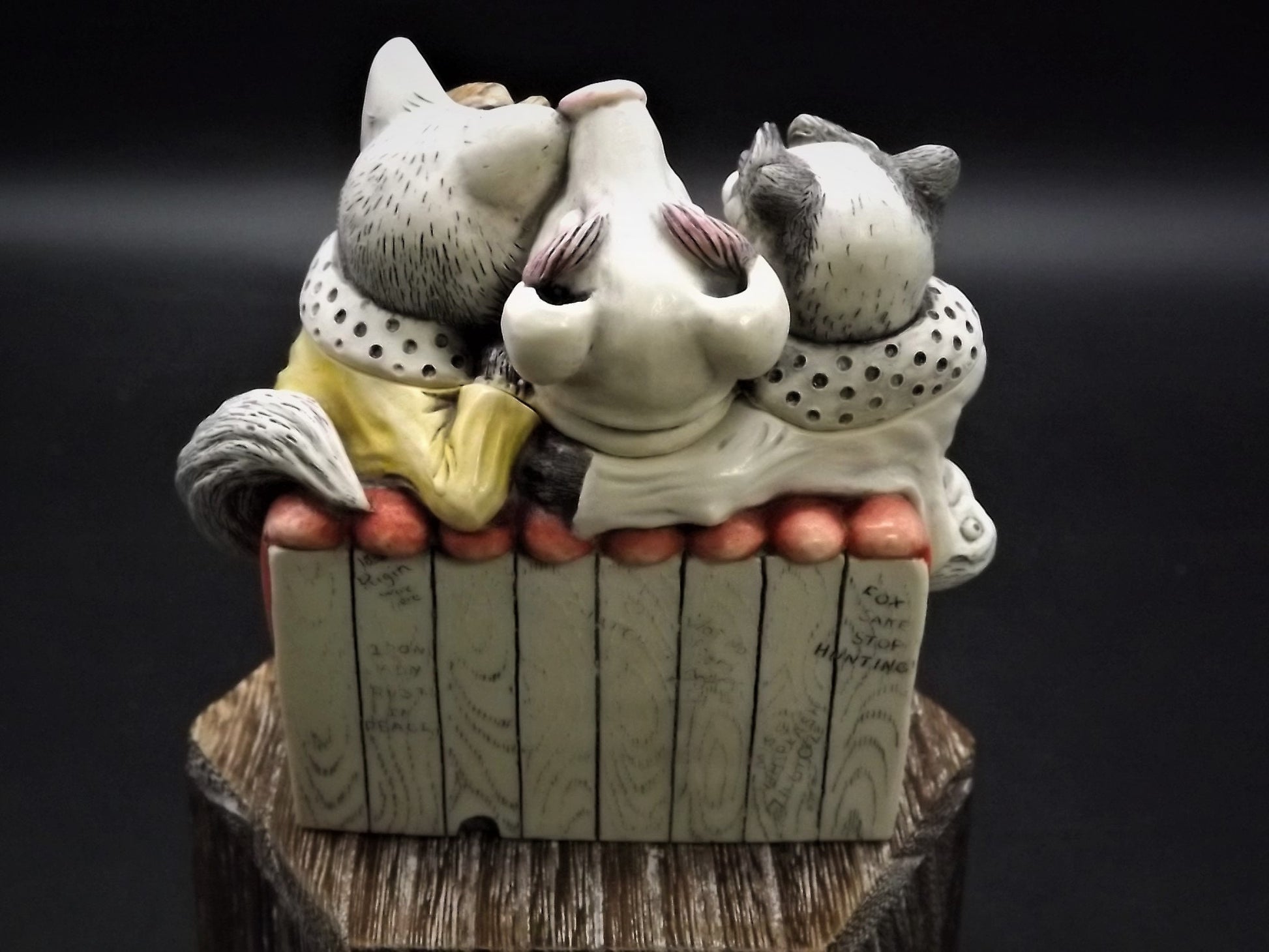 Retired Harmony Kingdom "House Party" piece Excellent condition with original box. Full Autograph!