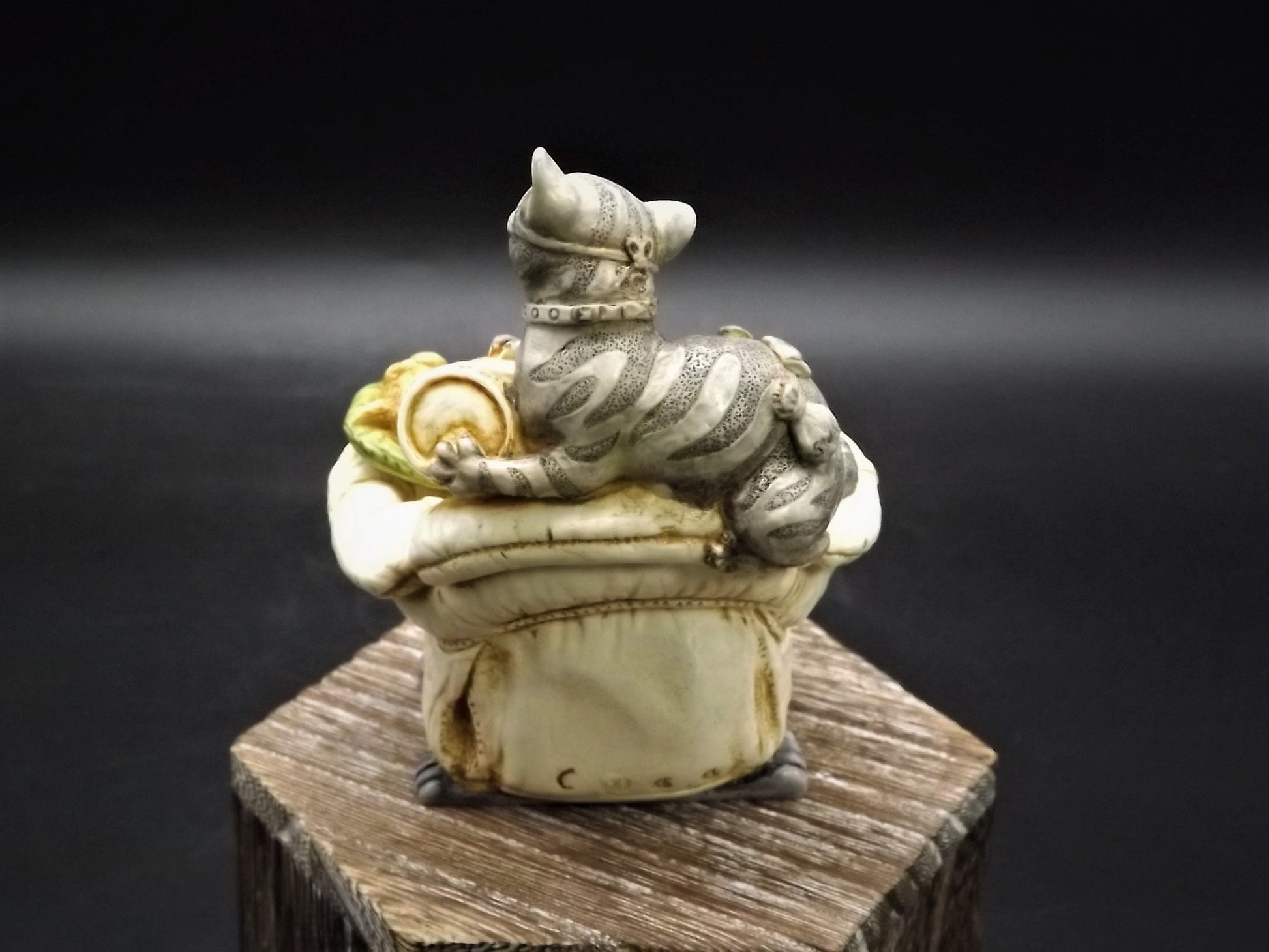 Vintage 1999 Harmony Kingdom "Fishy Business" Jest Figurine TJCA17-1 with original box. Excellent condition. Limited 85/1500 artist signed.