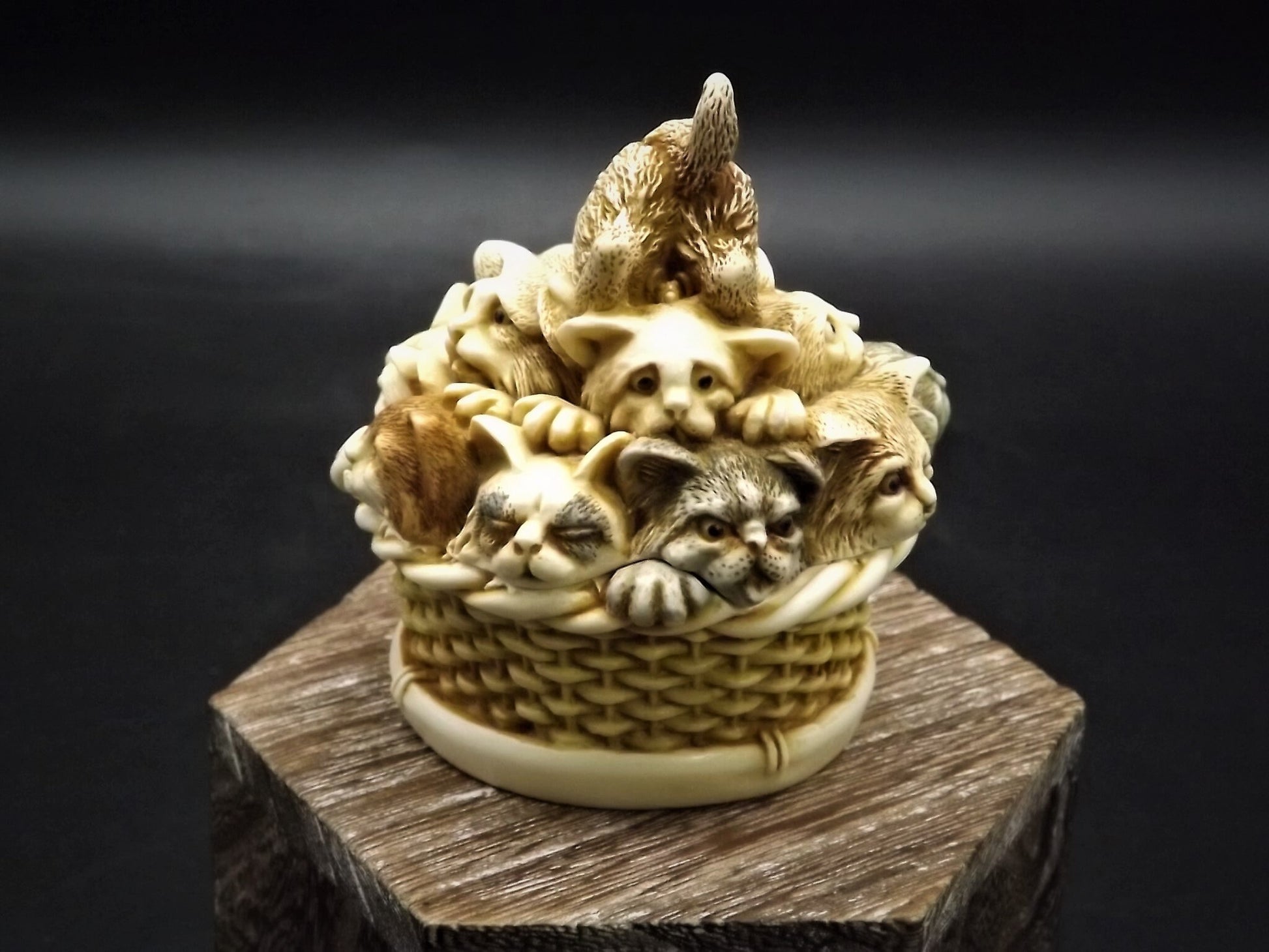 Vintage 2001 Harmony Kingdom "Kit and Caboodle" Jest Figurine TJCA14 with original box and COA. Excellent condition.