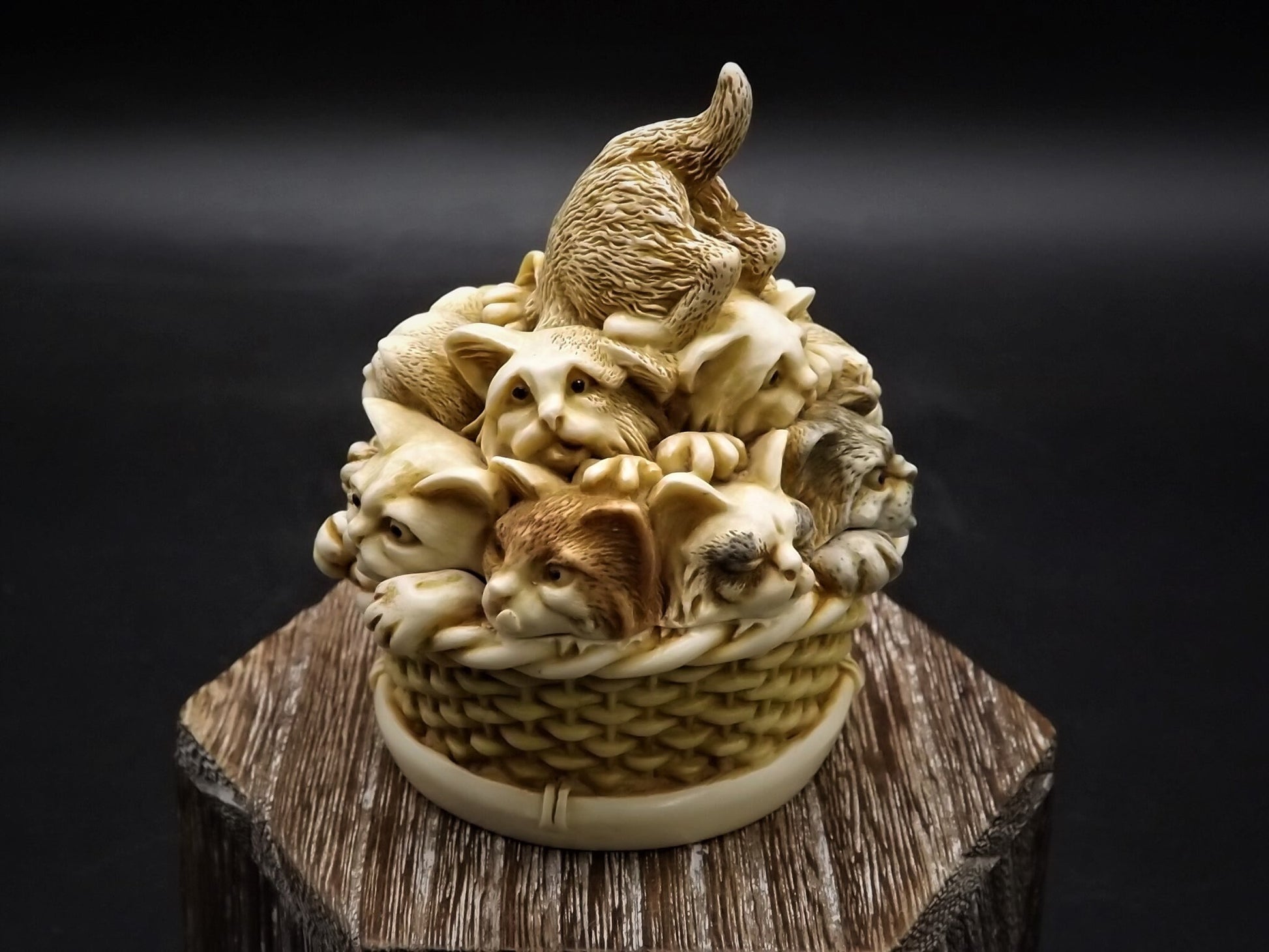 Vintage 2001 Harmony Kingdom "Kit and Caboodle" Jest Figurine TJCA14 with original box and COA. Excellent condition.