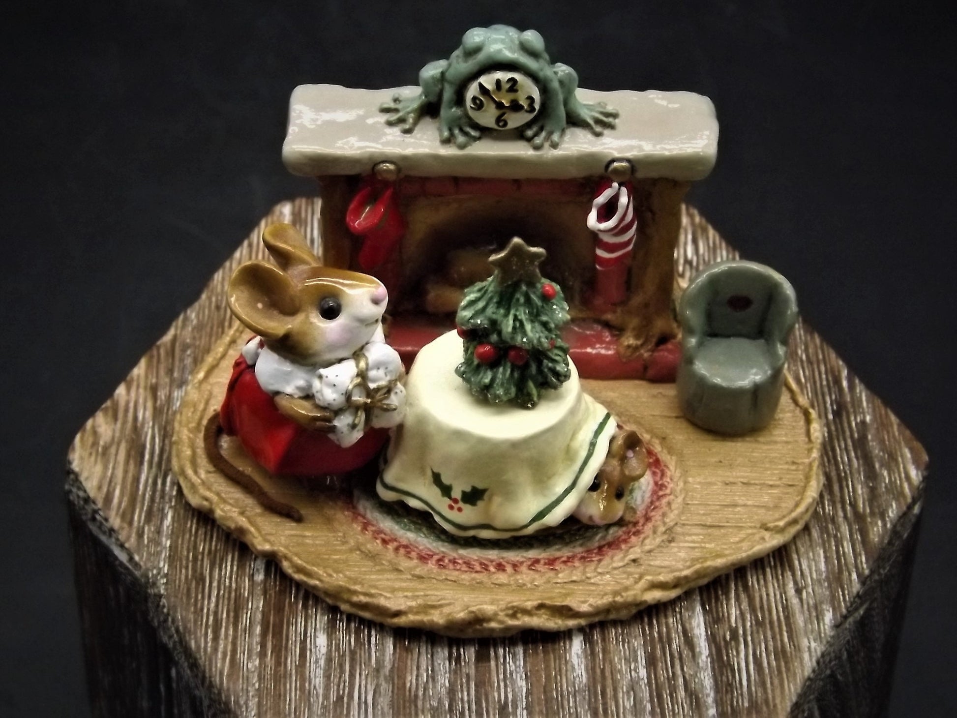 Vintage 1986 Wee Forest Folk "Christmas Eve" Mouse Figurine with Box