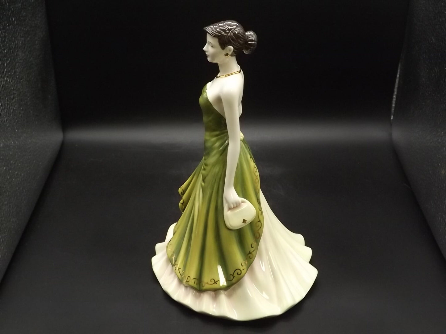 Vintage Royal Doulton Pretty Ladies "Happy Birthday" figurine HN 4908 . Excellent condition! No box.